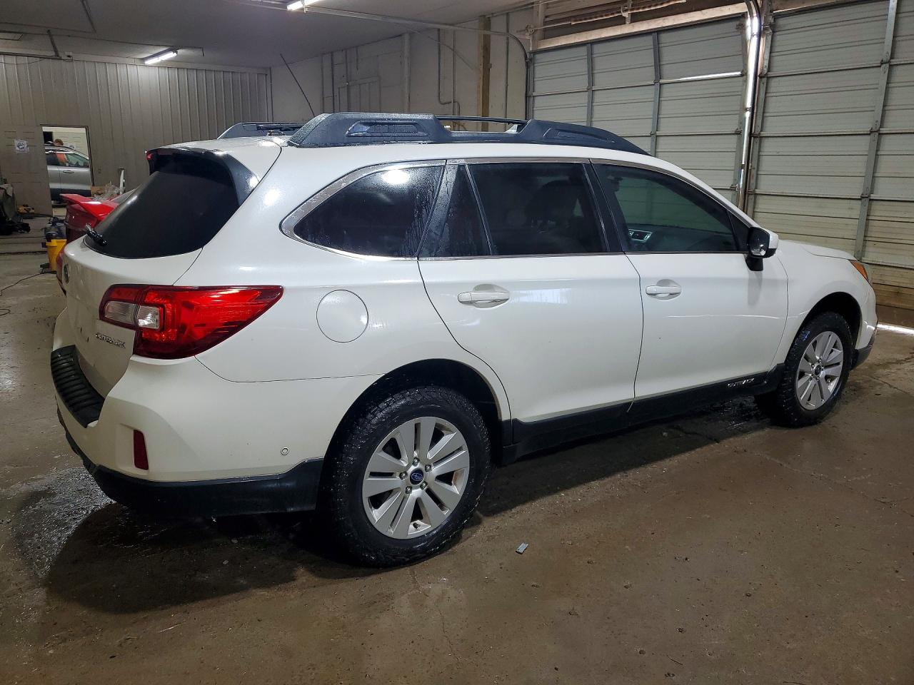 2015 Subaru Outback 2.5i Premium Белый vin: 4S4BSBCC2F3298669