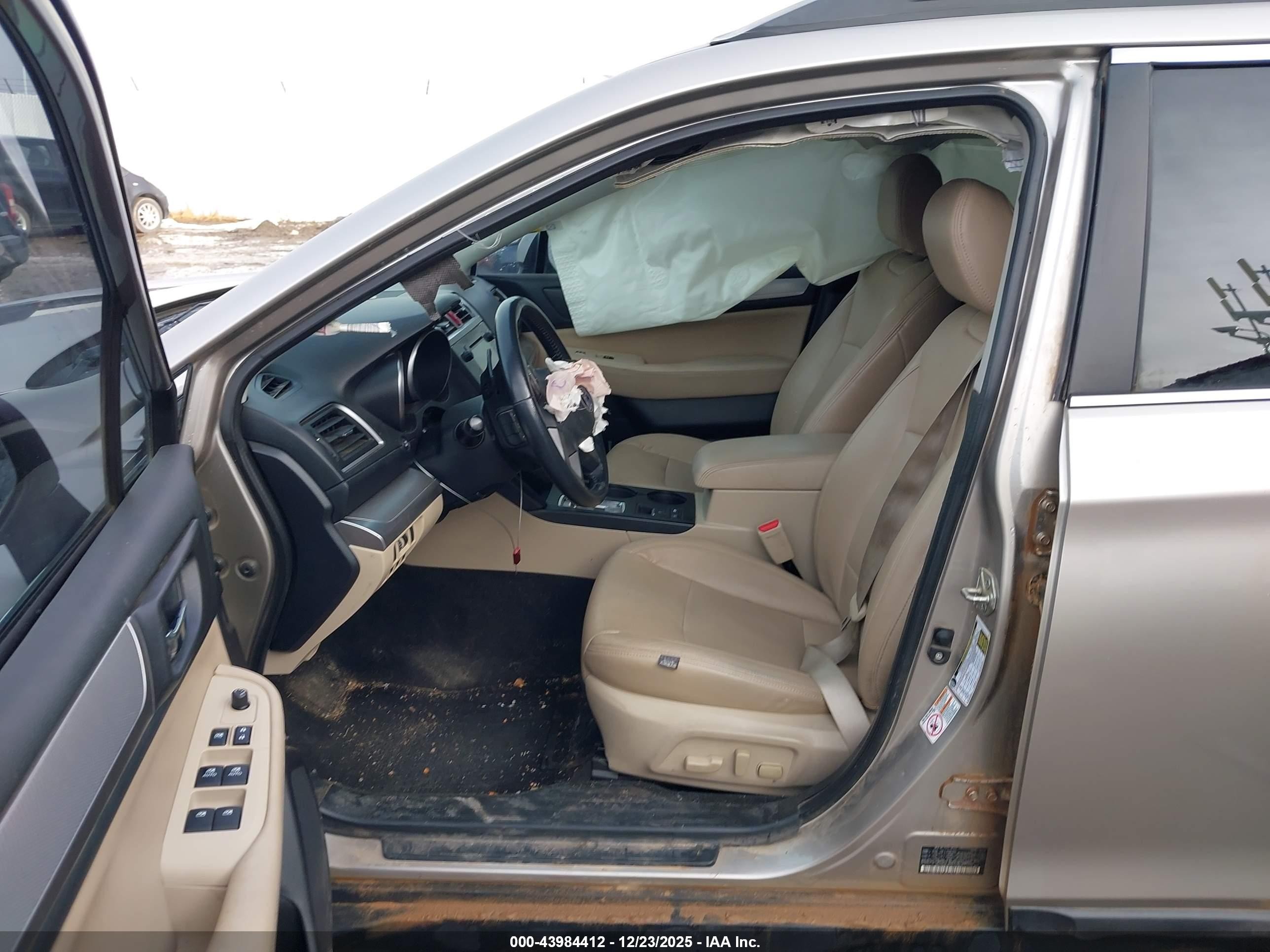 2015 Subaru Outback 2.5i Premium Серебряный vin: 4S4BSBCC4F3250669
