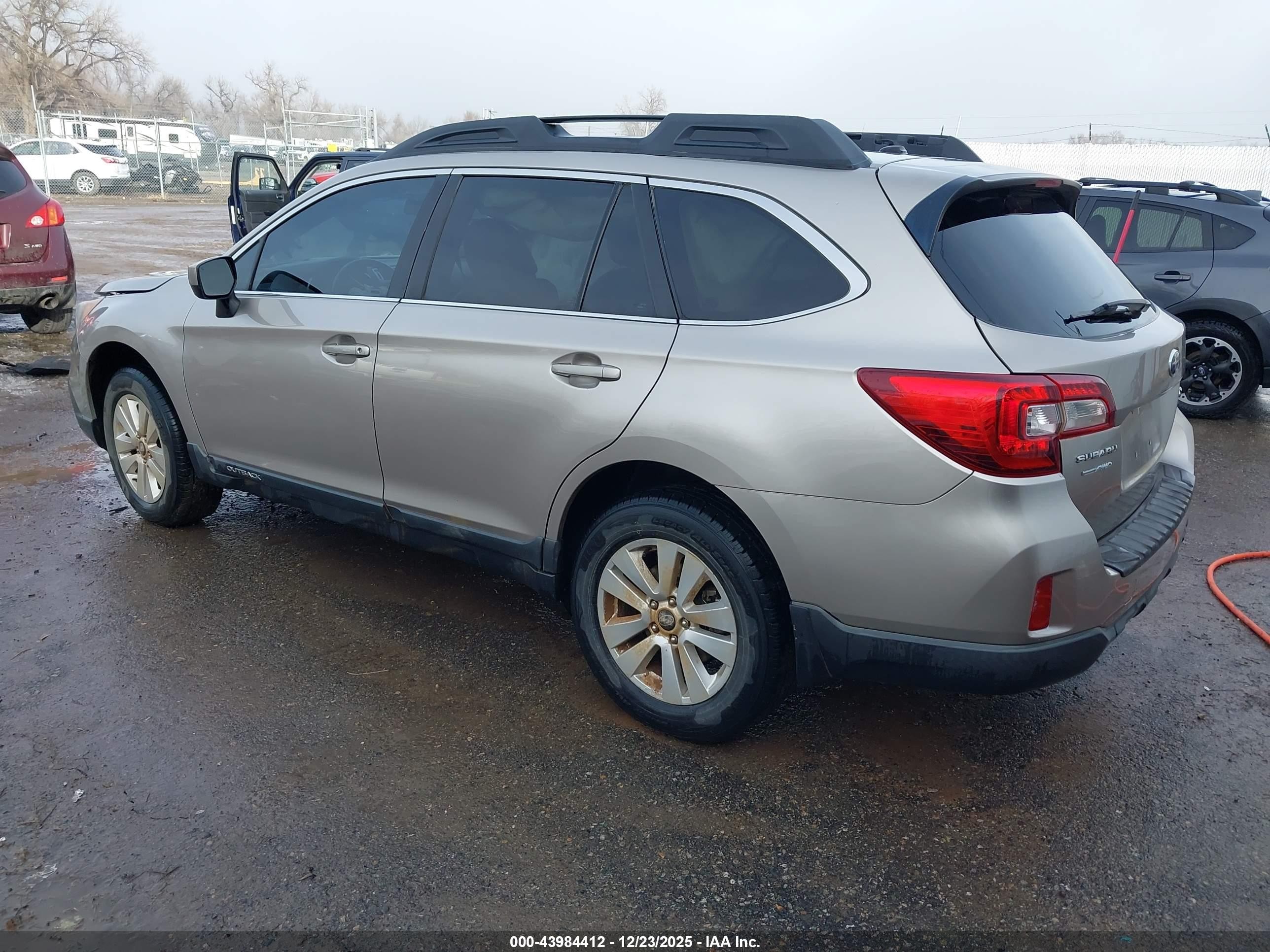 2015 Subaru Outback 2.5i Premium Серебряный vin: 4S4BSBCC4F3250669