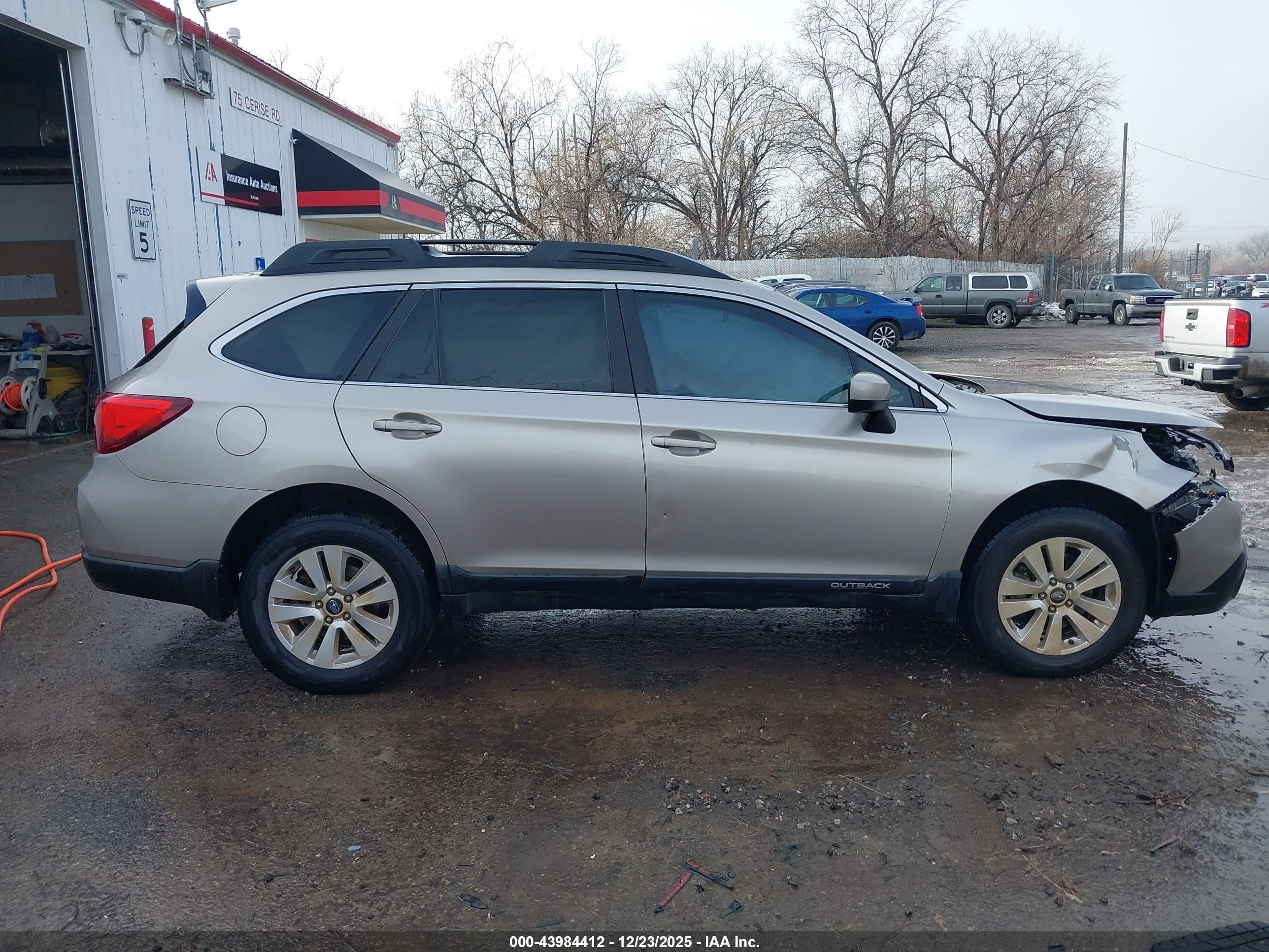 2015 Subaru Outback 2.5i Premium Серебряный vin: 4S4BSBCC4F3250669