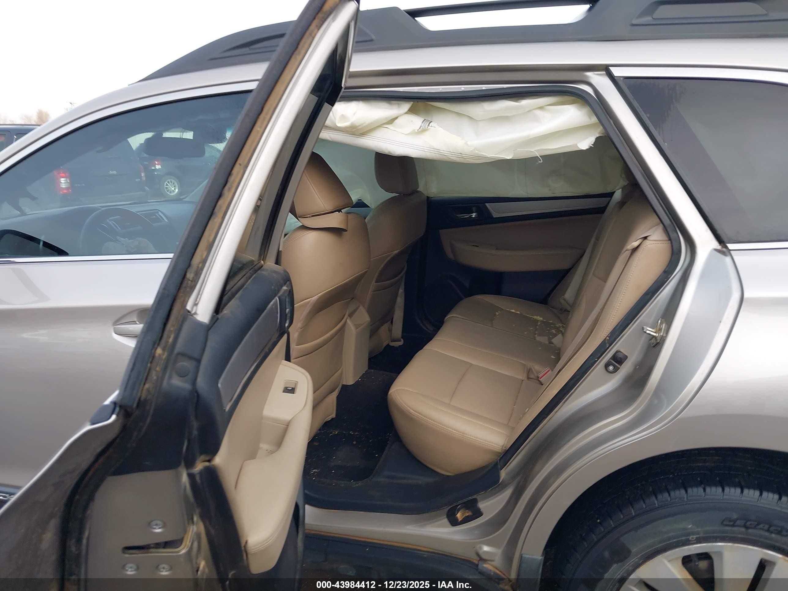2015 Subaru Outback 2.5i Premium Серебряный vin: 4S4BSBCC4F3250669