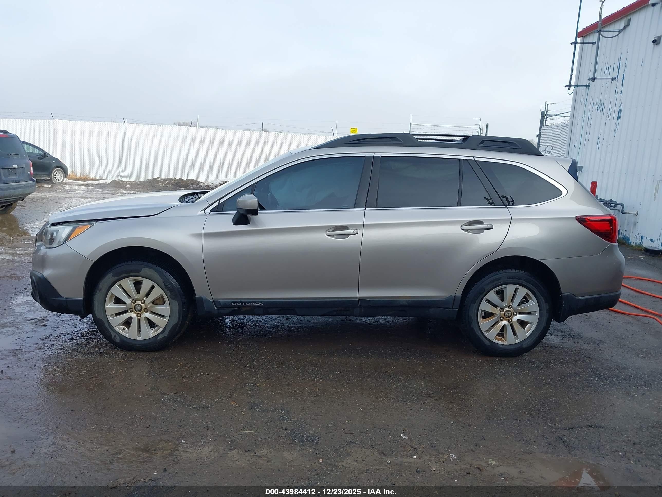 2015 Subaru Outback 2.5i Premium Серебряный vin: 4S4BSBCC4F3250669