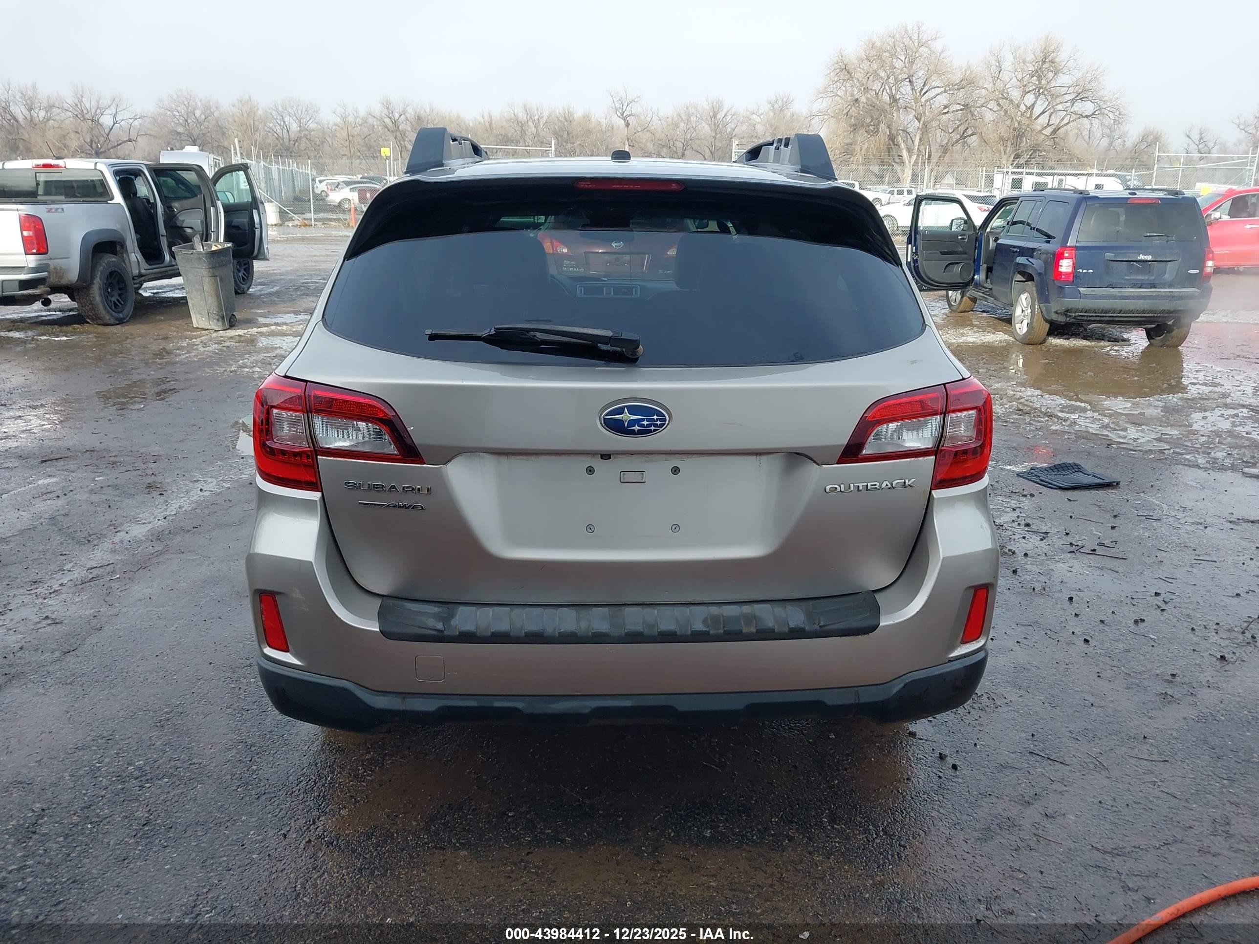 2015 Subaru Outback 2.5i Premium Серебряный vin: 4S4BSBCC4F3250669