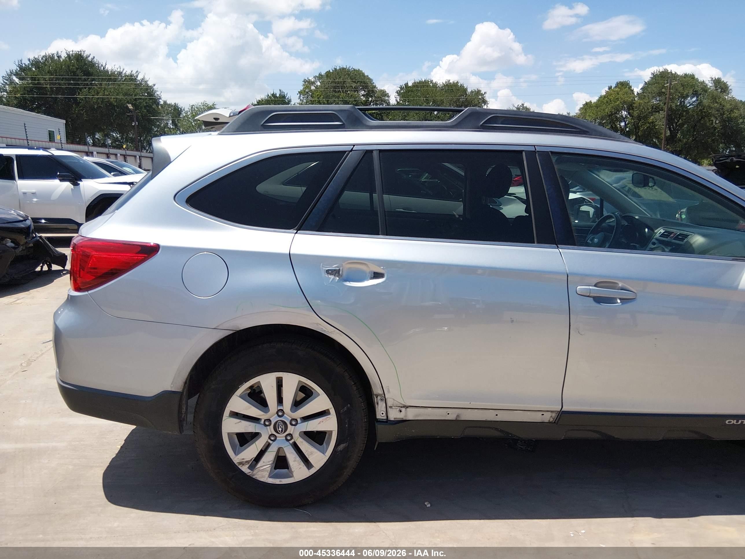 2015 Subaru Outback 2.5i Premium Silver vin: 4S4BSBDC2F3276833