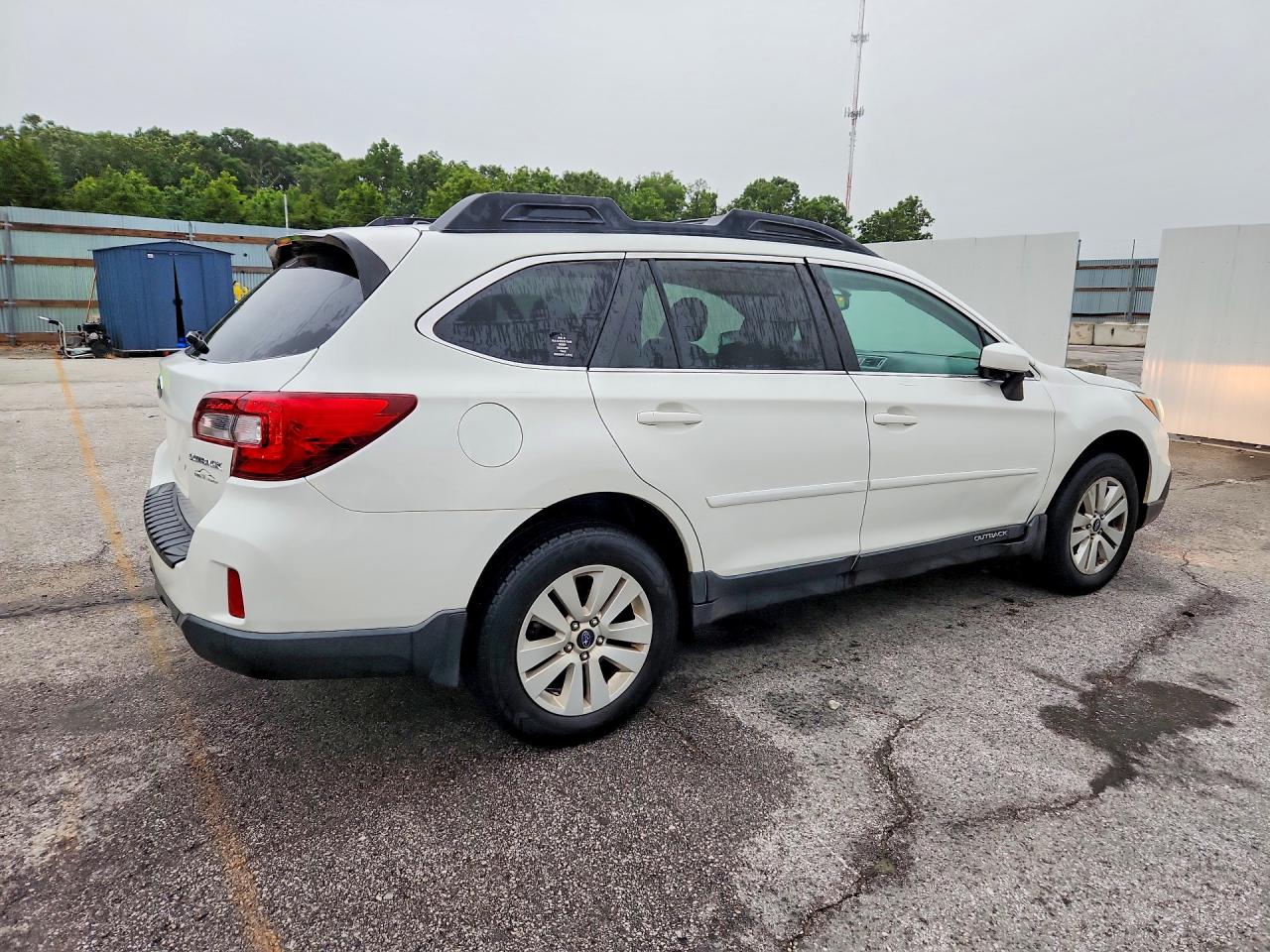 2015 Subaru Outback 2.5i Premium White vin: 4S4BSBEC4F3233772