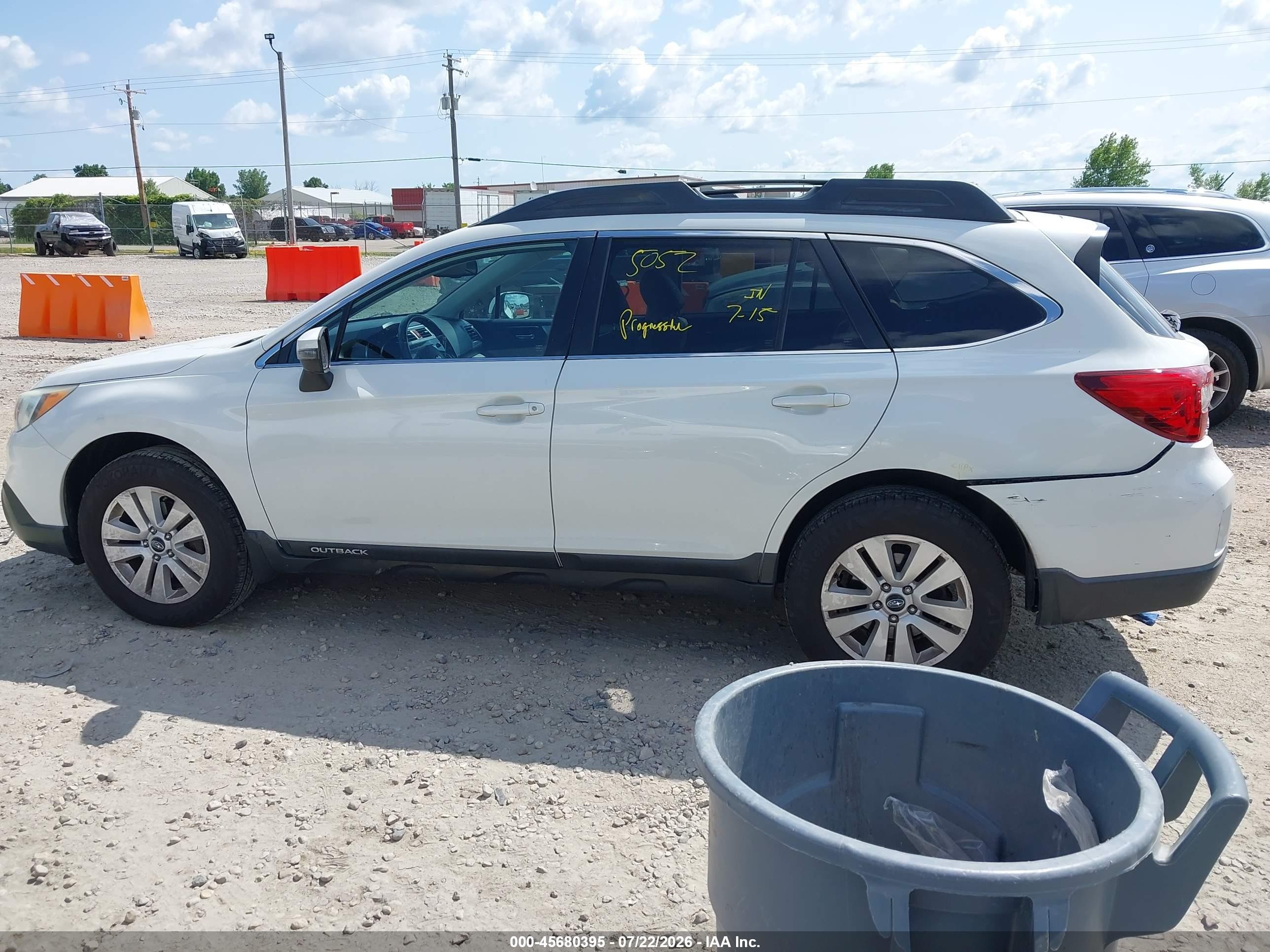 2015 Subaru Outback 2.5i Premium White vin: 4S4BSBFC3F3305902