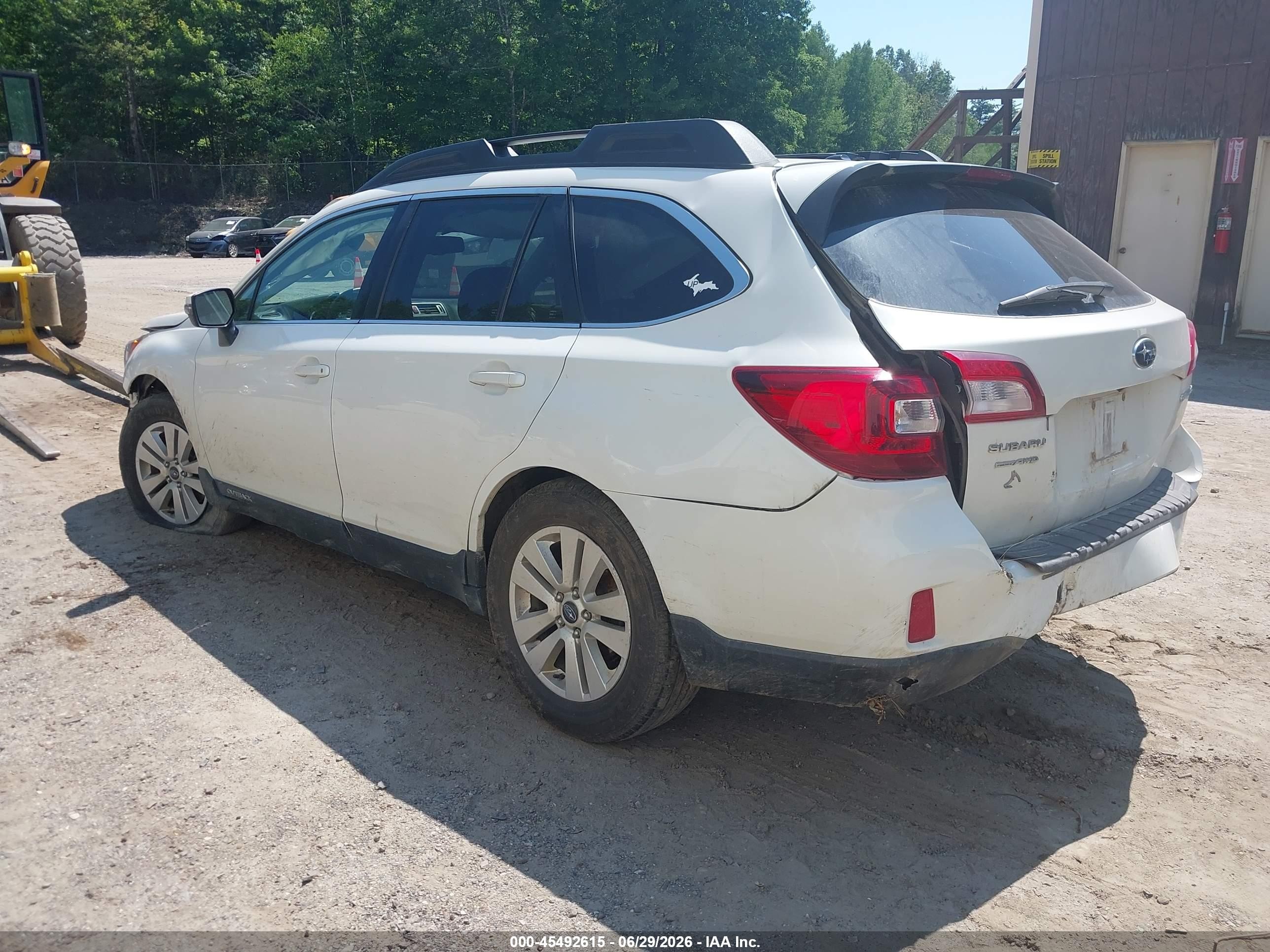 2015 Subaru Outback 2.5i Premium White vin: 4S4BSBFC5F3343874
