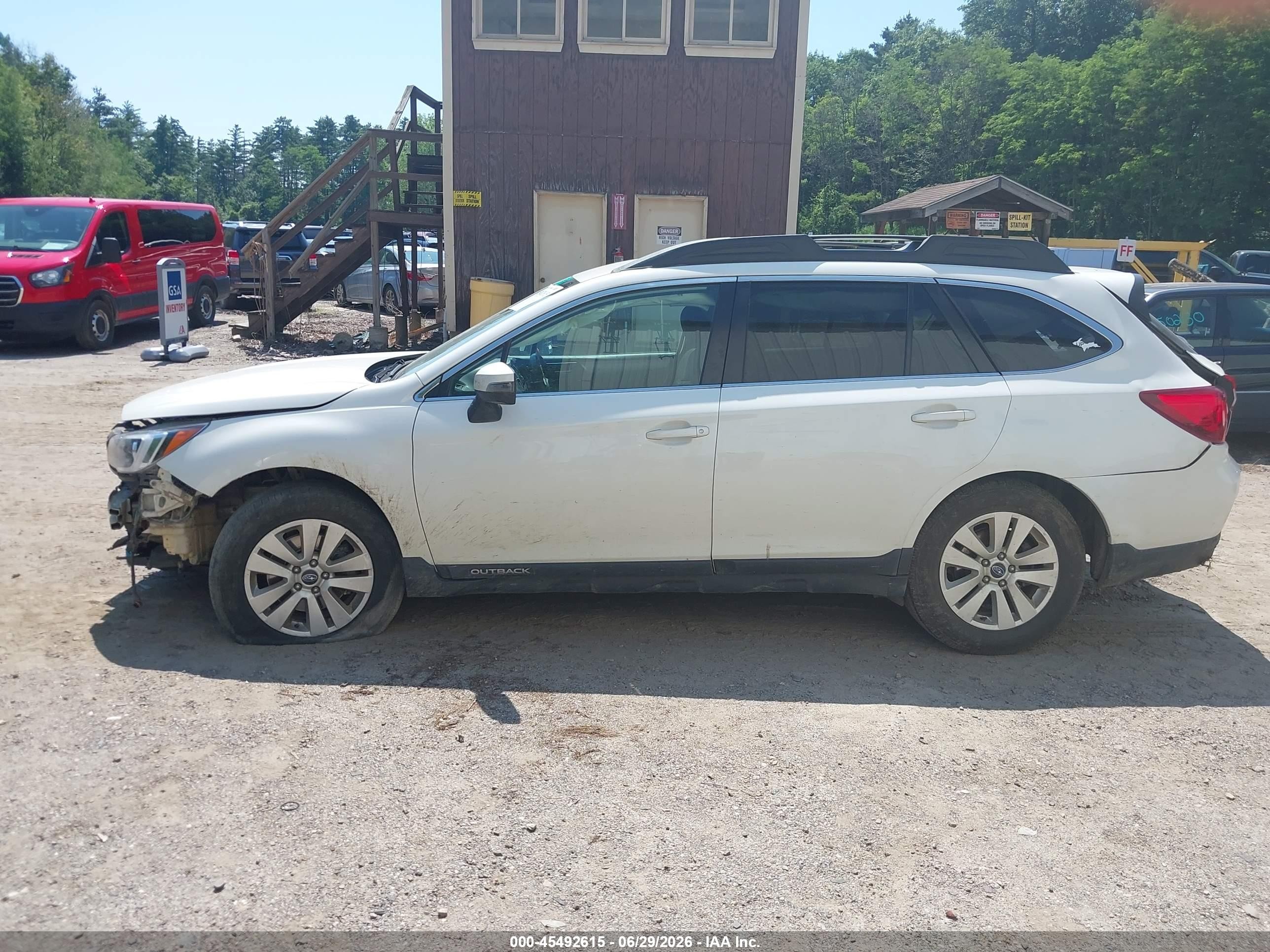 2015 Subaru Outback 2.5i Premium White vin: 4S4BSBFC5F3343874