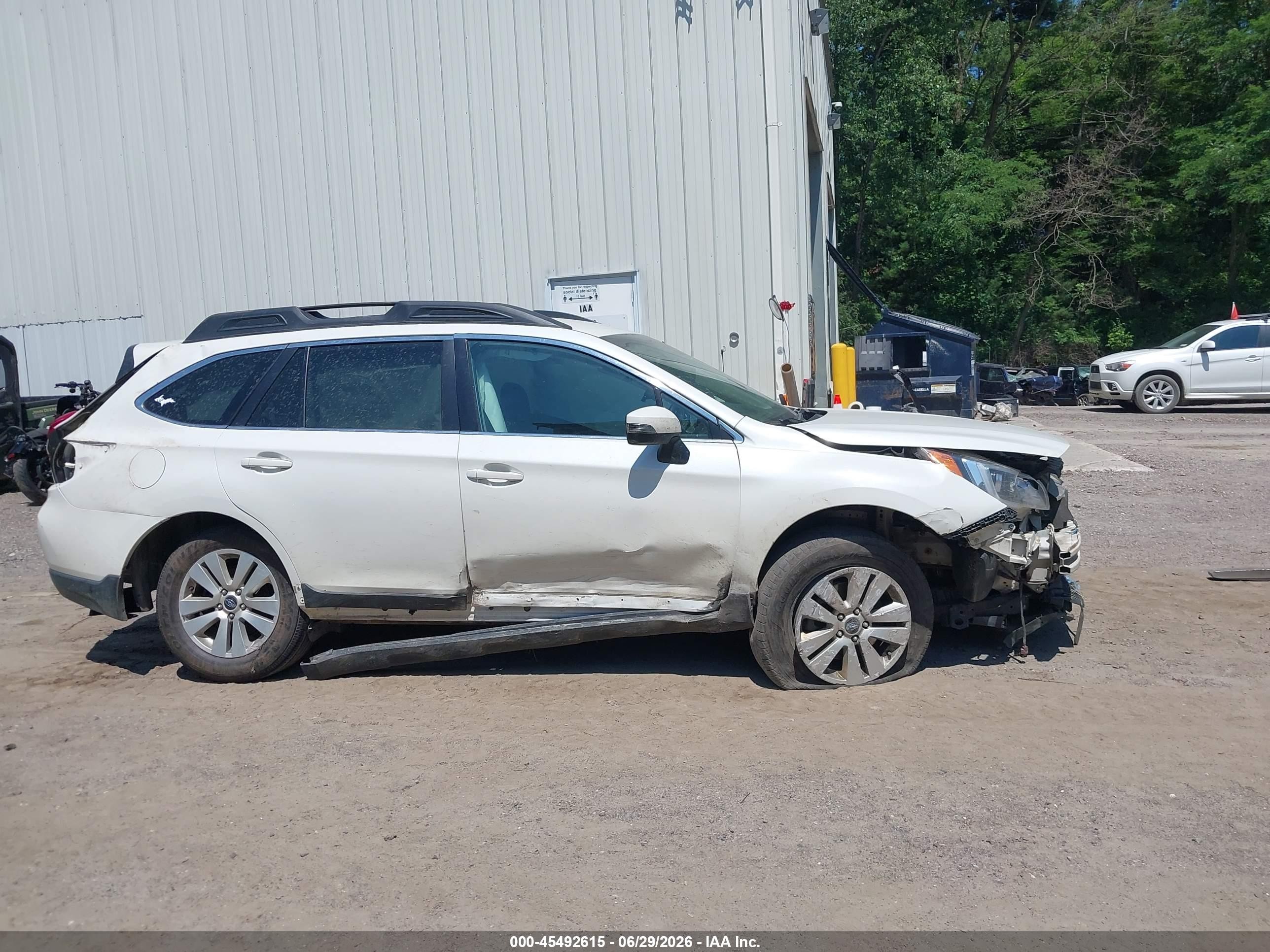 2015 Subaru Outback 2.5i Premium White vin: 4S4BSBFC5F3343874