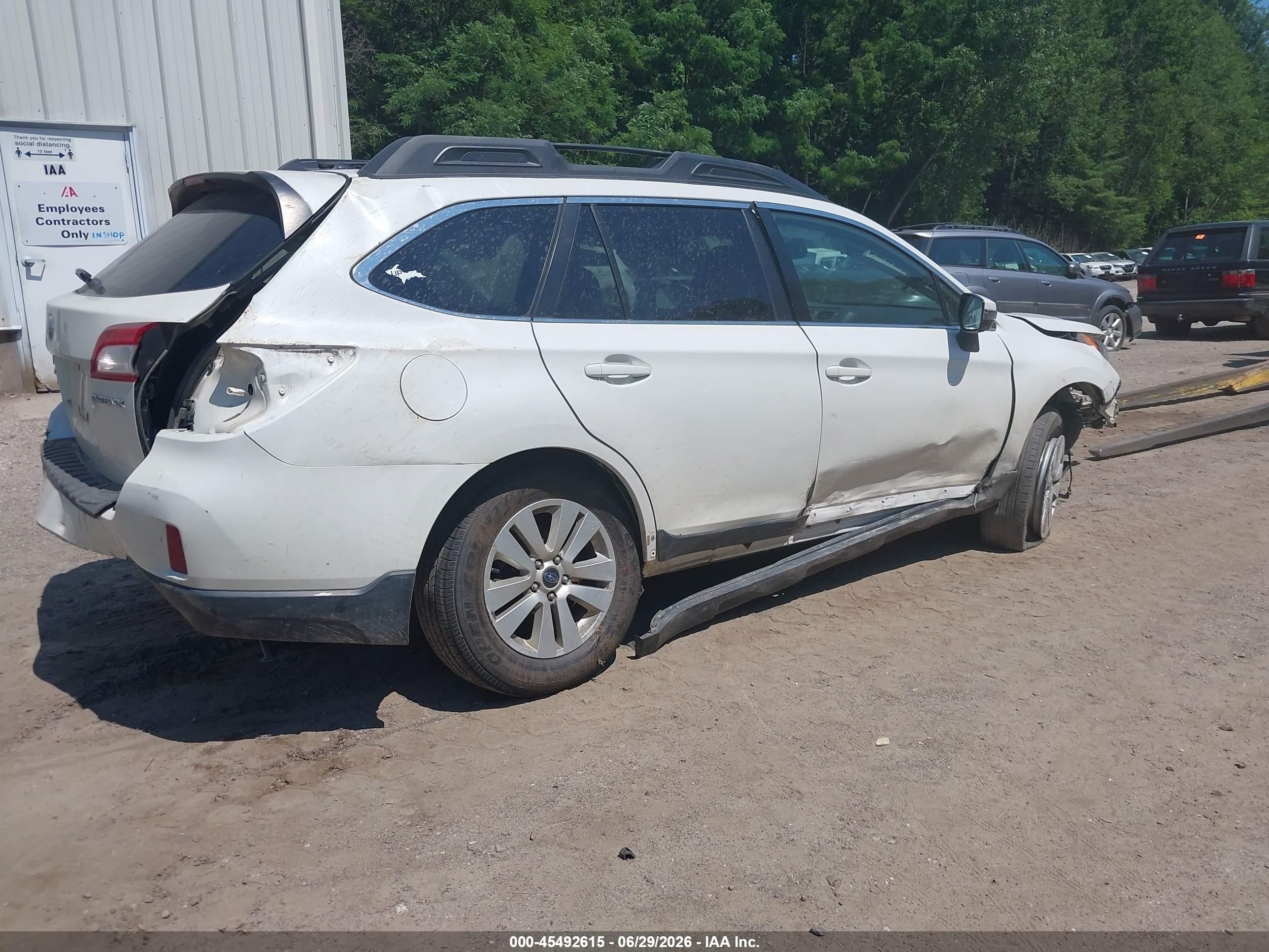 2015 Subaru Outback 2.5i Premium White vin: 4S4BSBFC5F3343874
