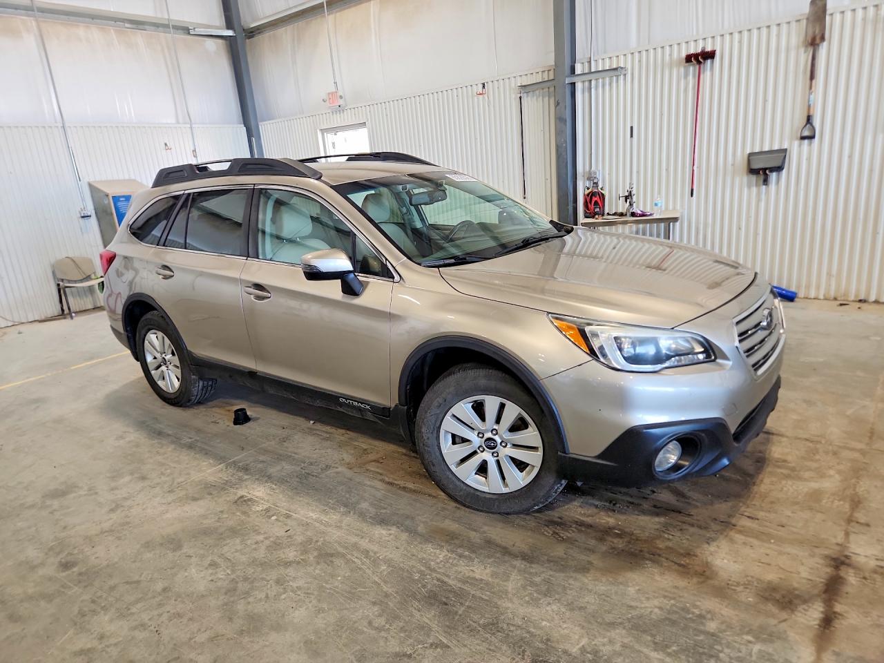 2015 Subaru Outback 2.5i Premium Silver vin: 4S4BSBFC9F3230512
