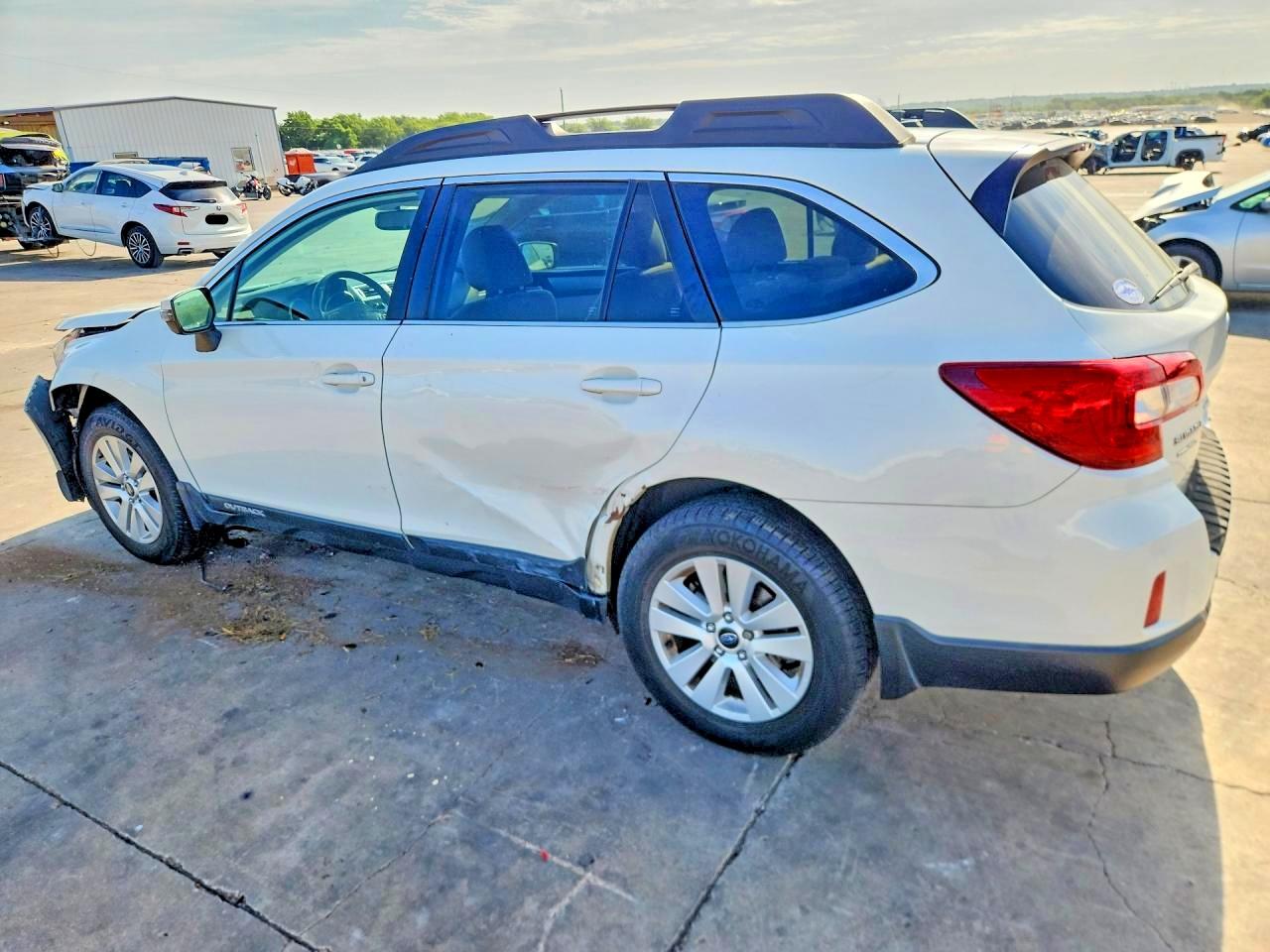 2015 Subaru Outback 2.5i Premium White vin: 4S4BSBHC1F3302574