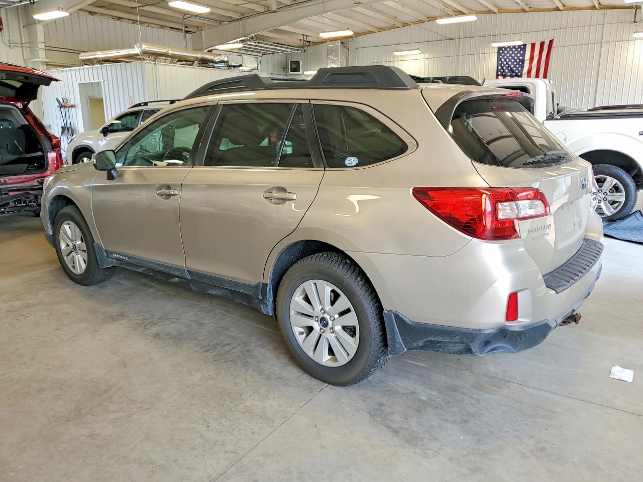 2015 Subaru Outback 2.5i Premium Золотой vin: 4S4BSBHC1F3308231