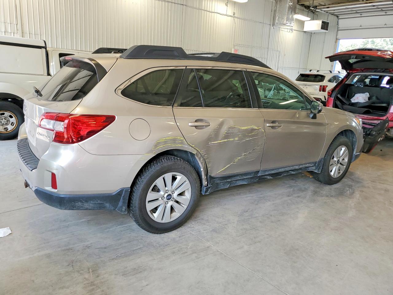 2015 Subaru Outback 2.5i Premium Золотой vin: 4S4BSBHC1F3308231
