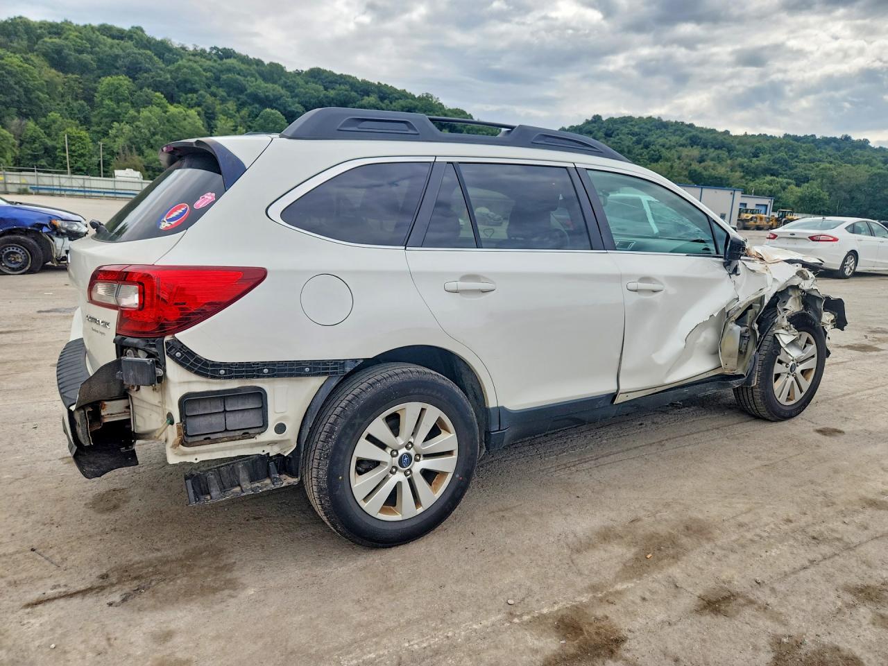 2015 Subaru Outback 2.5i Premium Белый vin: 4S4BSBHC1F3326924
