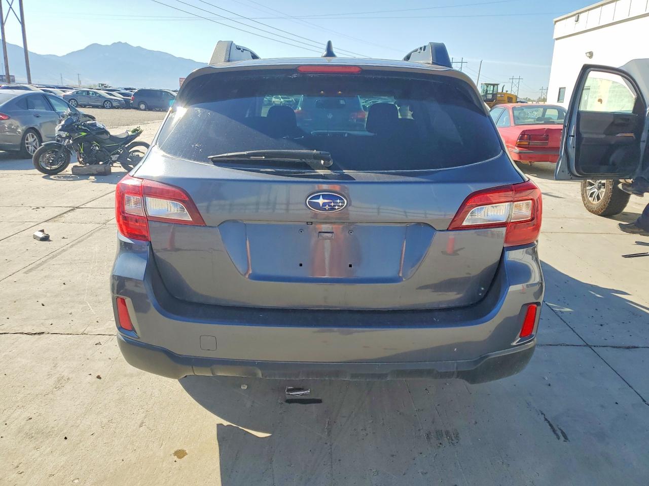 2016 Subaru Outback 2.5i Premium Gray vin: 4S4BSBHC8G3206183