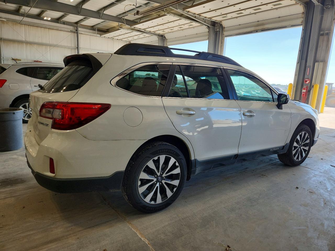 2015 Subaru Outback 2.5i Limited White vin: 4S4BSBJC2F3223781