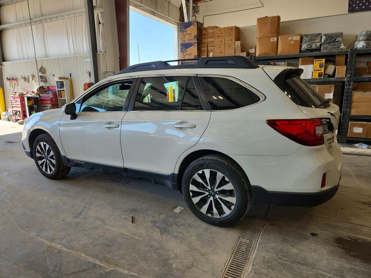 2015 Subaru Outback 2.5i Limited White vin: 4S4BSBJC2F3223781