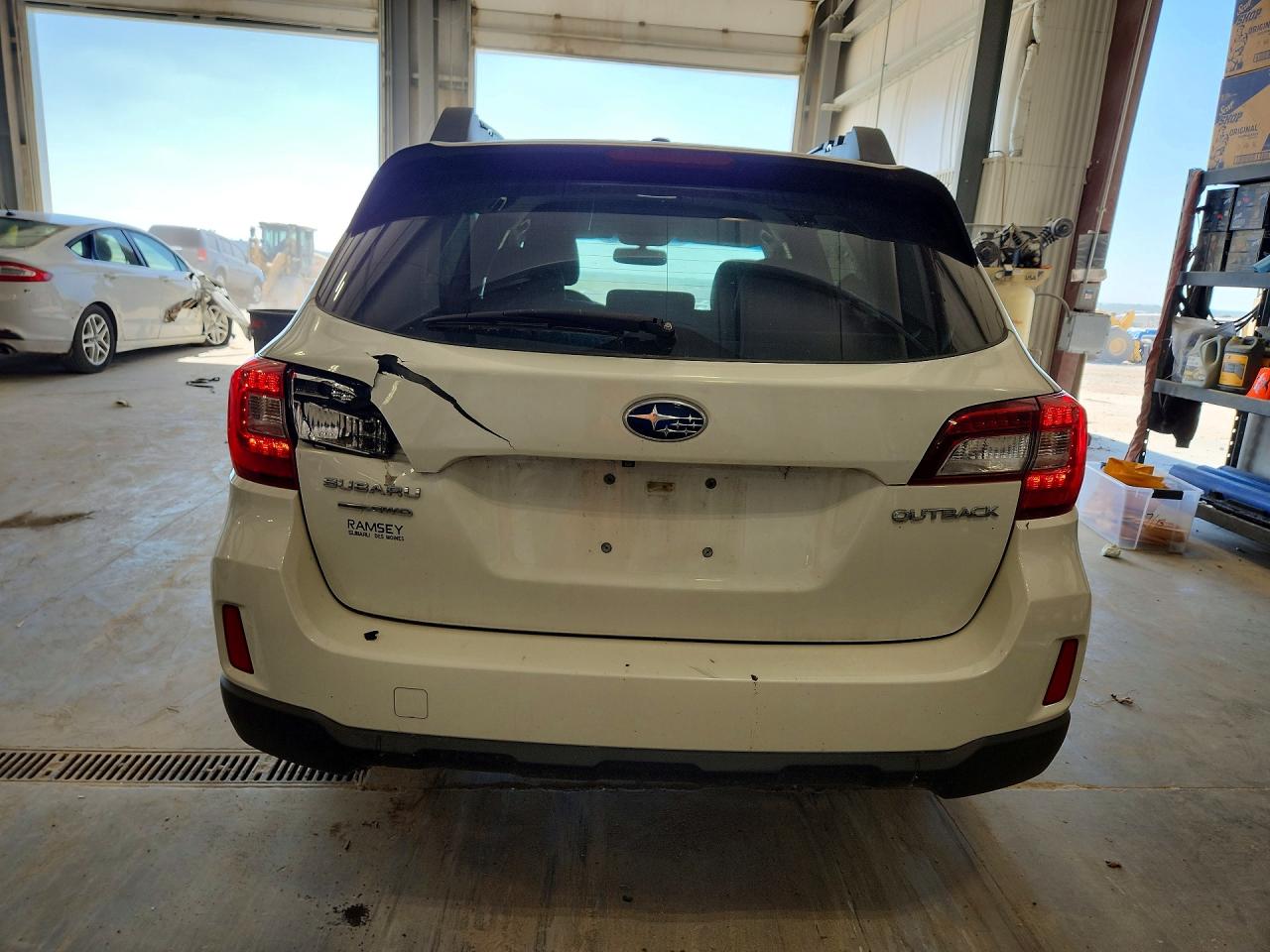 2015 Subaru Outback 2.5i Limited White vin: 4S4BSBJC2F3223781