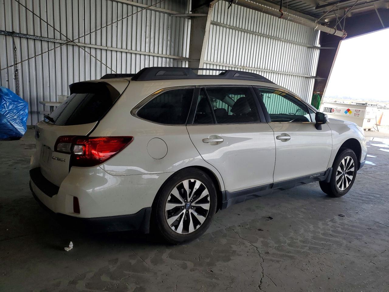 2015 Subaru Outback 2.5i Limited Белый vin: 4S4BSBJC6F3221077