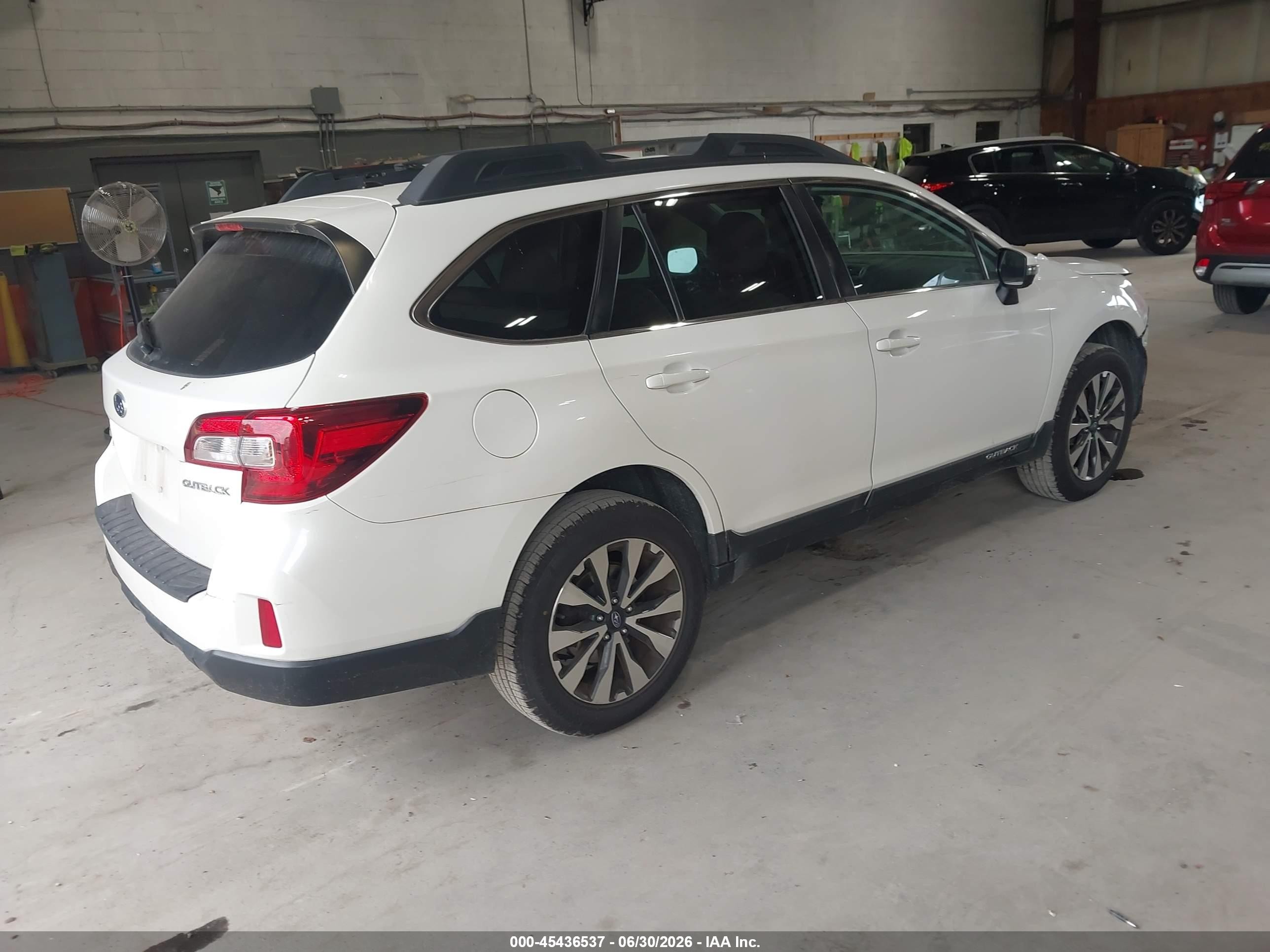 2015 Subaru Outback 2.5i Limited White vin: 4S4BSBLC4F3274342