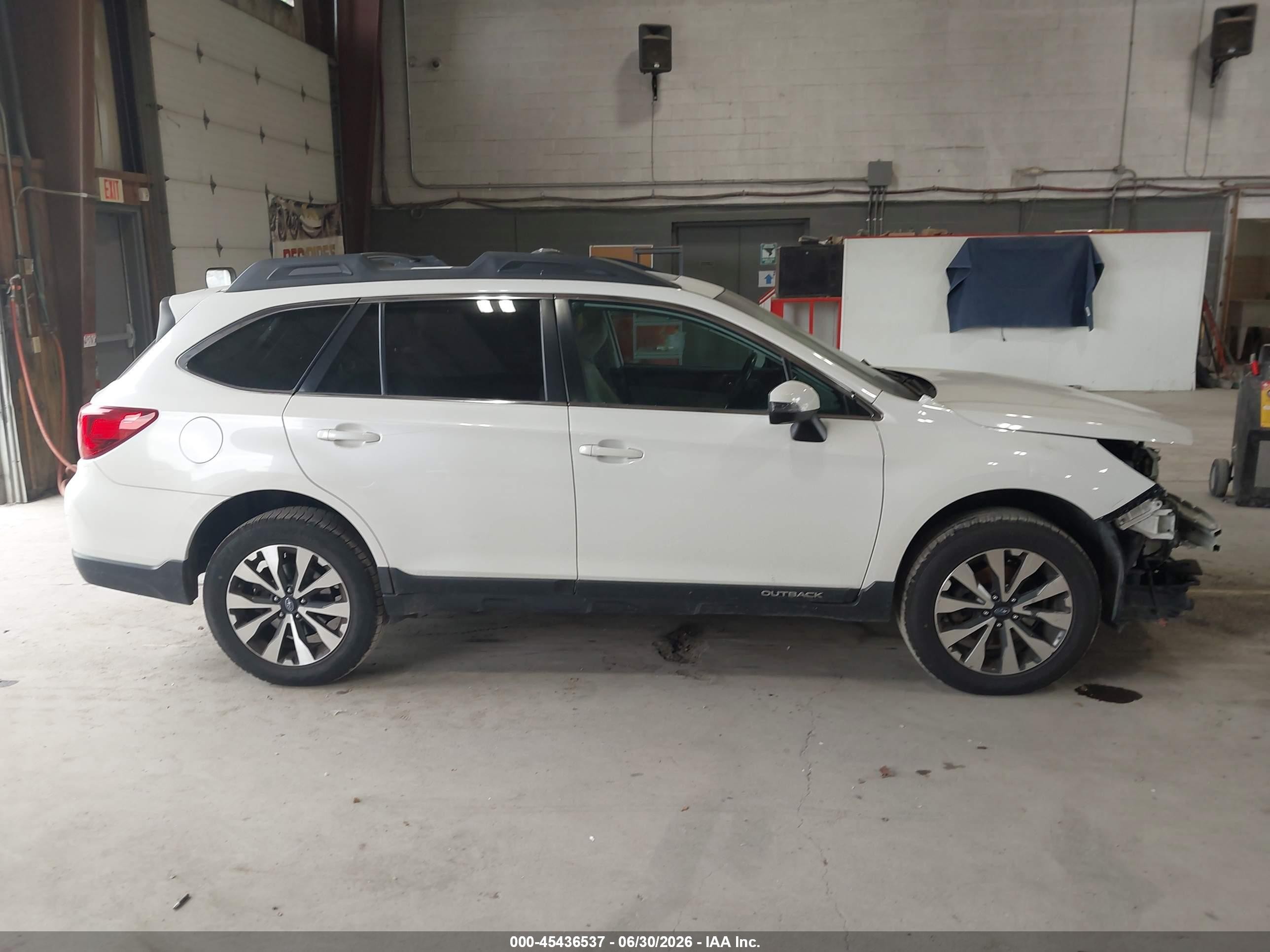 2015 Subaru Outback 2.5i Limited White vin: 4S4BSBLC4F3274342