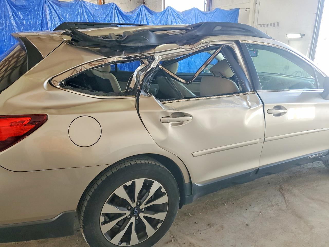 2015 Subaru Outback 2.5i Limited Gold vin: 4S4BSBLC9F3302779