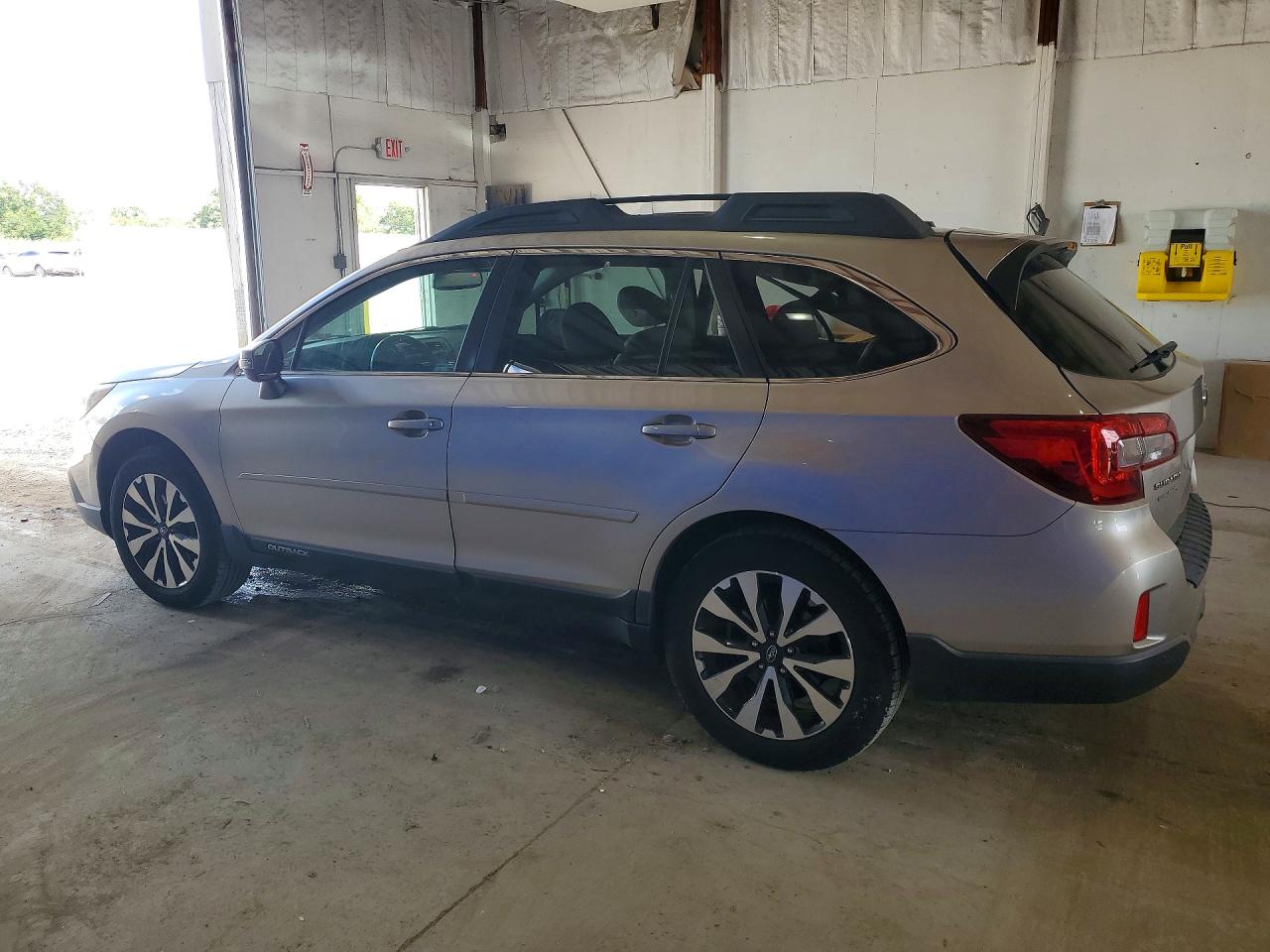 2015 Subaru Outback 2.5i Limited Gold vin: 4S4BSBLC9F3302779