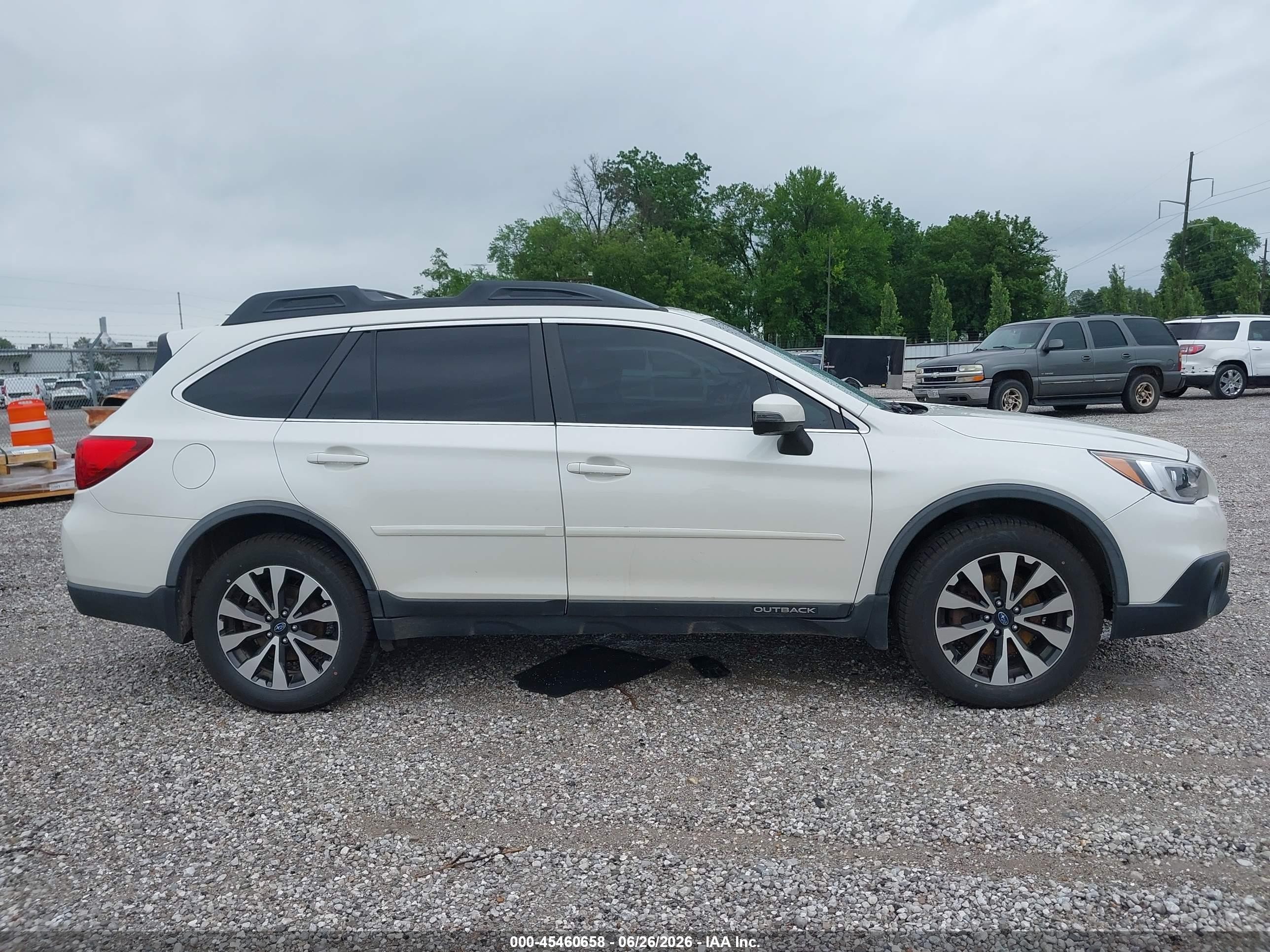 2015 Subaru Outback 2.5i Limited White vin: 4S4BSBNC1F3341413