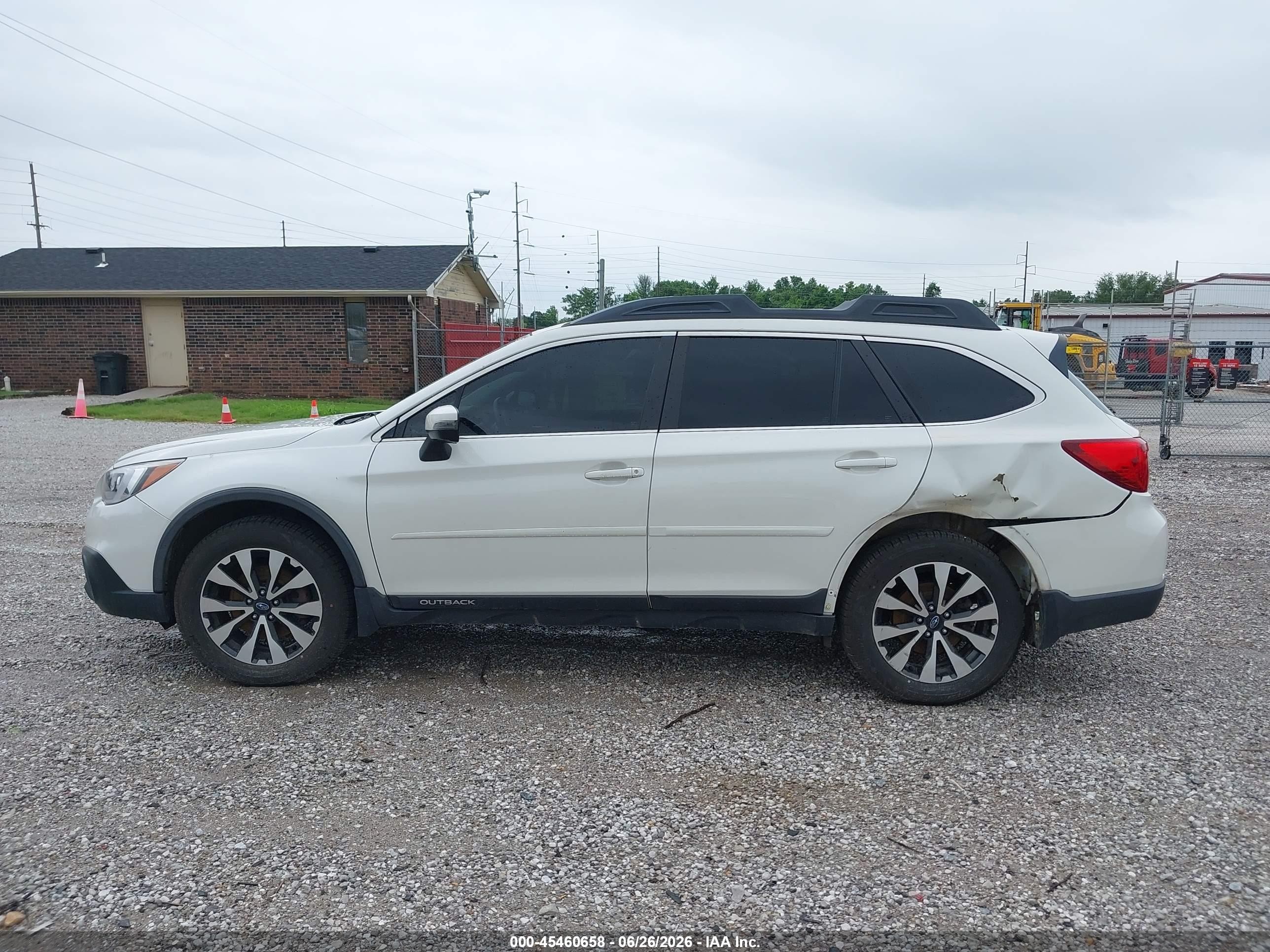 2015 Subaru Outback 2.5i Limited White vin: 4S4BSBNC1F3341413