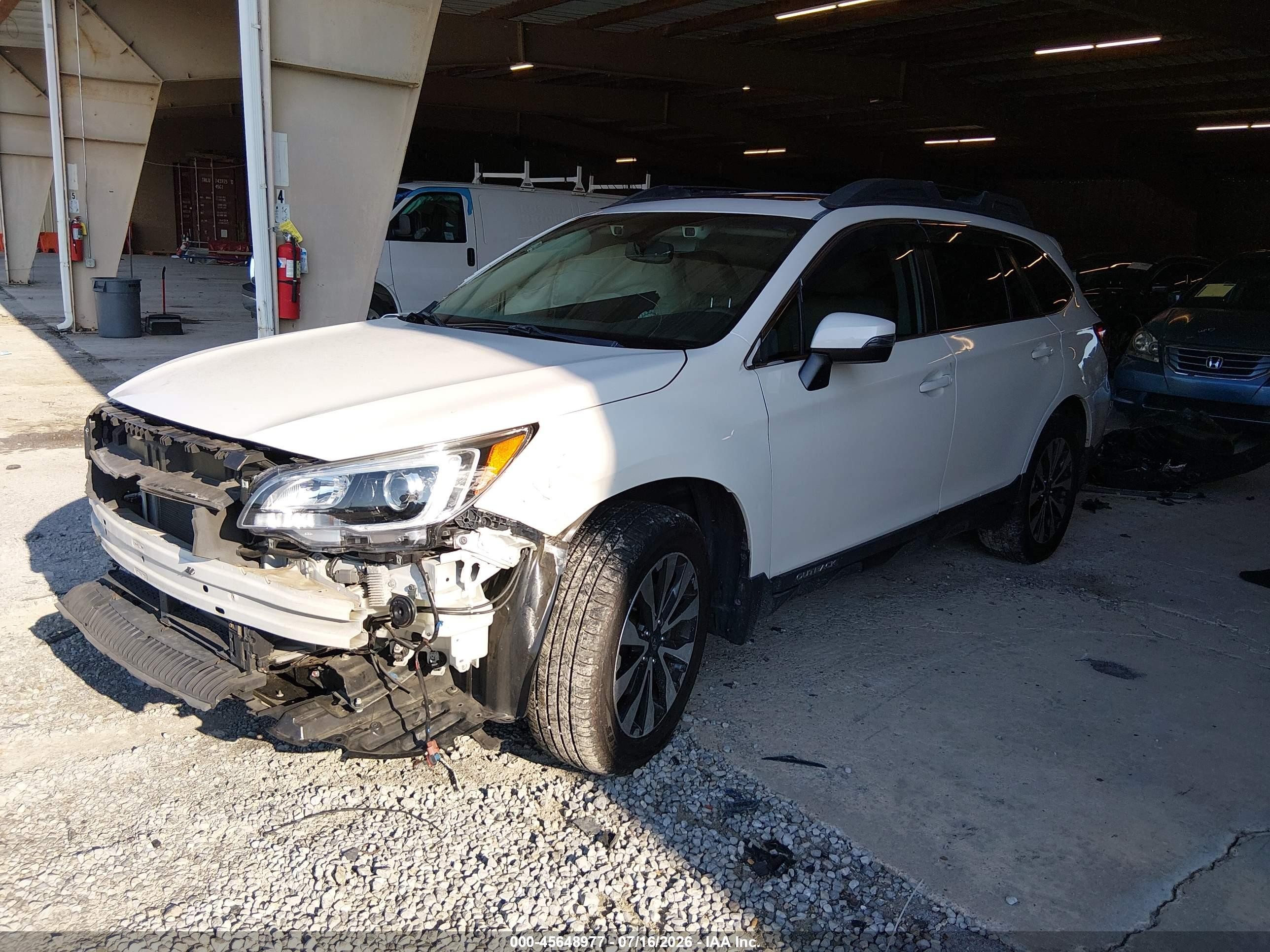 2015 Subaru Outback 2.5i Limited White vin: 4S4BSBNC2F3313586