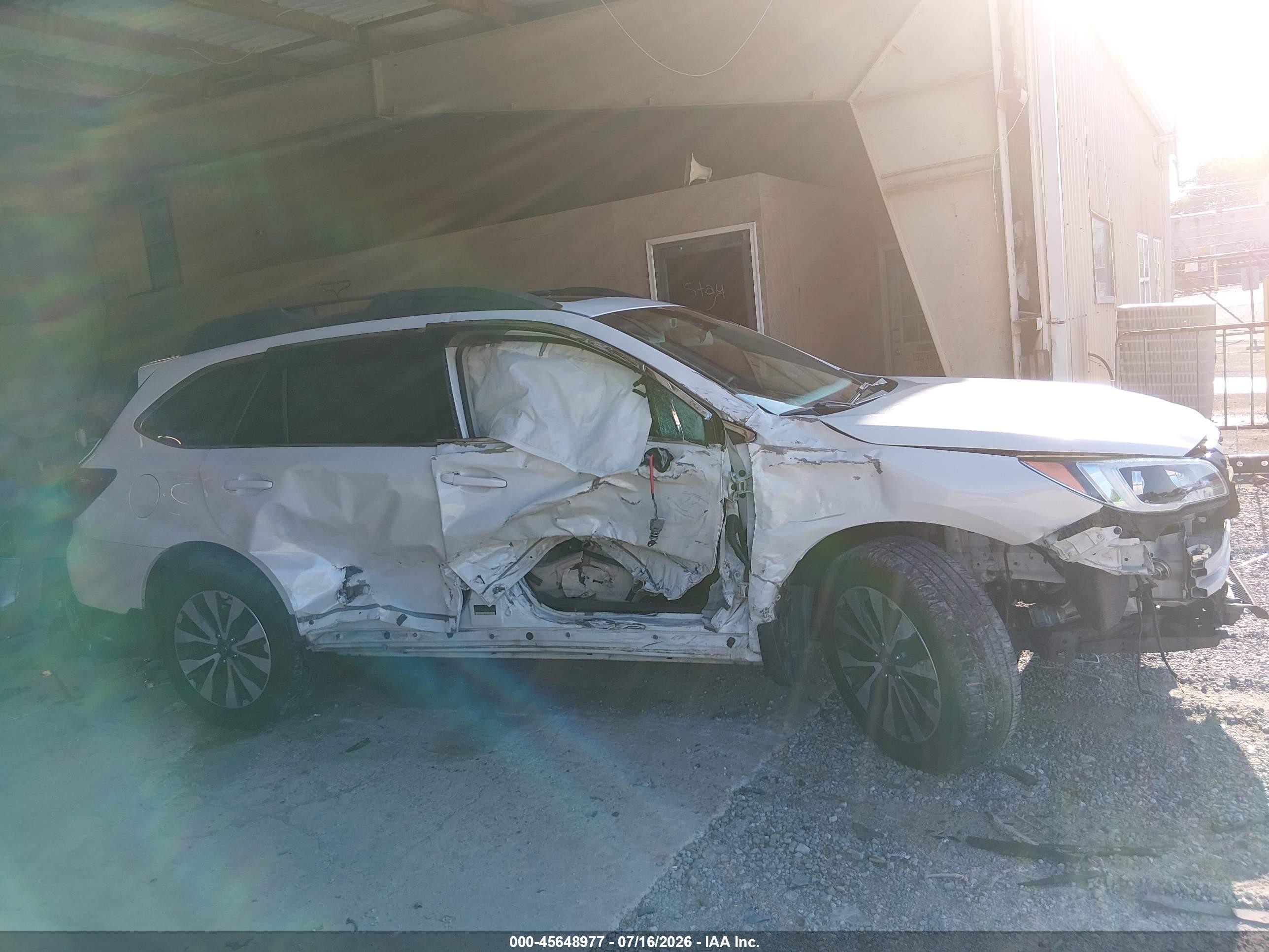 2015 Subaru Outback 2.5i Limited White vin: 4S4BSBNC2F3313586