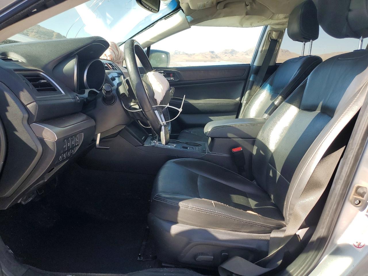 2015 Subaru Outback 2.5i Limited Серебряный vin: 4S4BSBNC2F3346409