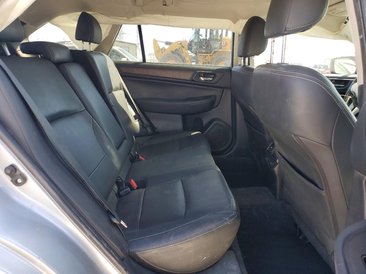 2015 Subaru Outback 2.5i Limited Серебряный vin: 4S4BSBNC2F3346409