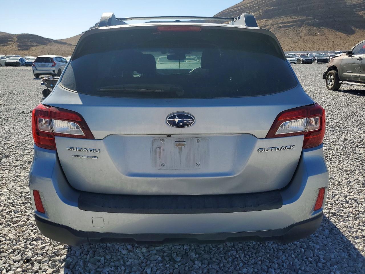 2015 Subaru Outback 2.5i Limited Серебряный vin: 4S4BSBNC2F3346409