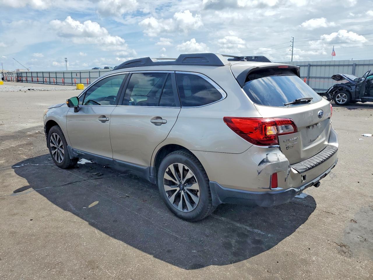 2015 Subaru Outback 2.5i Limited Silver vin: 4S4BSBNC4F3340174