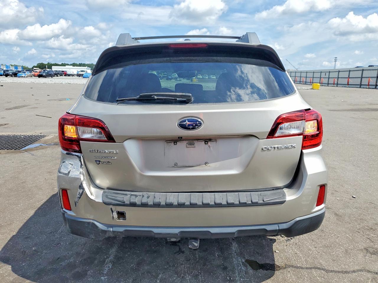 2015 Subaru Outback 2.5i Limited Silver vin: 4S4BSBNC4F3340174