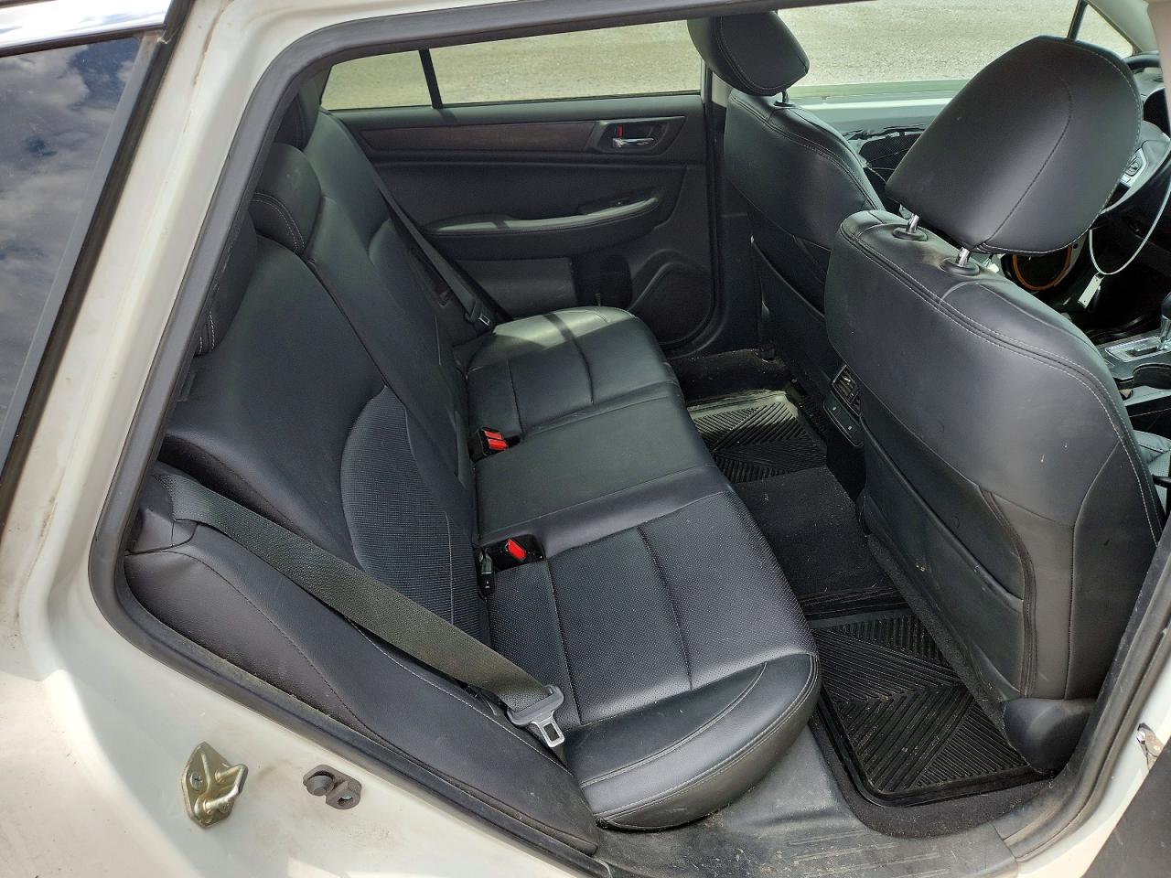 2015 Subaru Outback 2.5i Limited White vin: 4S4BSBNC5F3270698