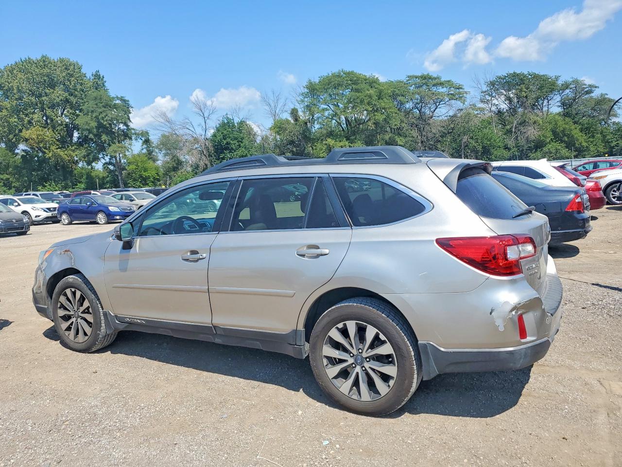 2015 Subaru Outback 2.5i Limited Золотой vin: 4S4BSBNC7F3280746