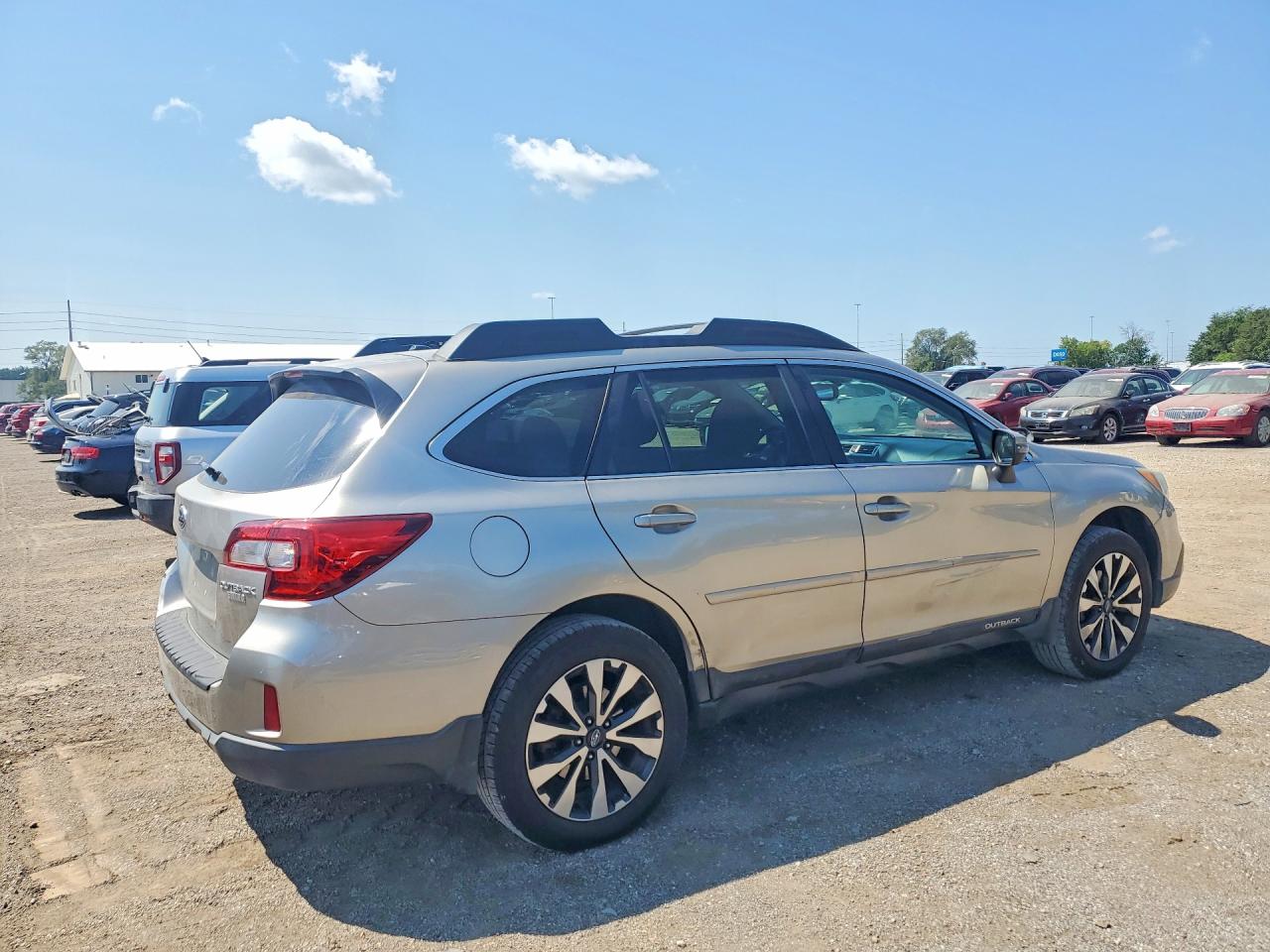 2015 Subaru Outback 2.5i Limited Золотой vin: 4S4BSBNC7F3280746
