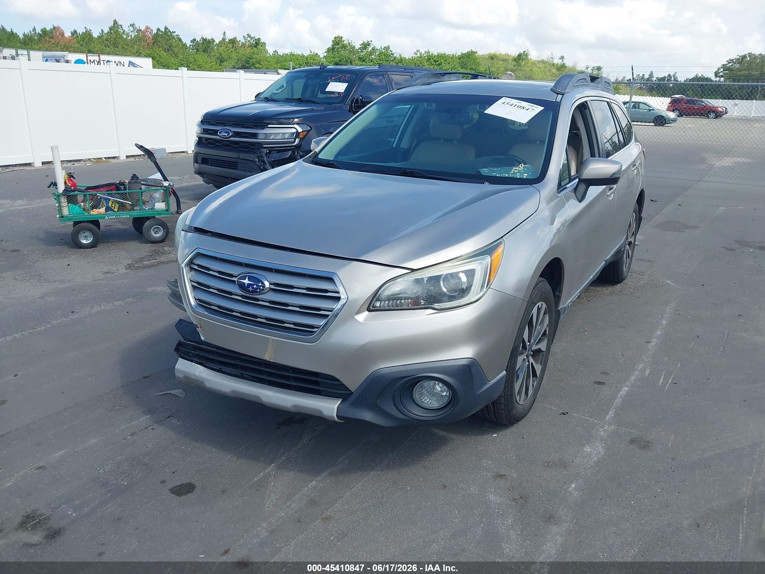 2015 Subaru Outback 2.5i Limited Silver vin: 4S4BSBNC7F3316404