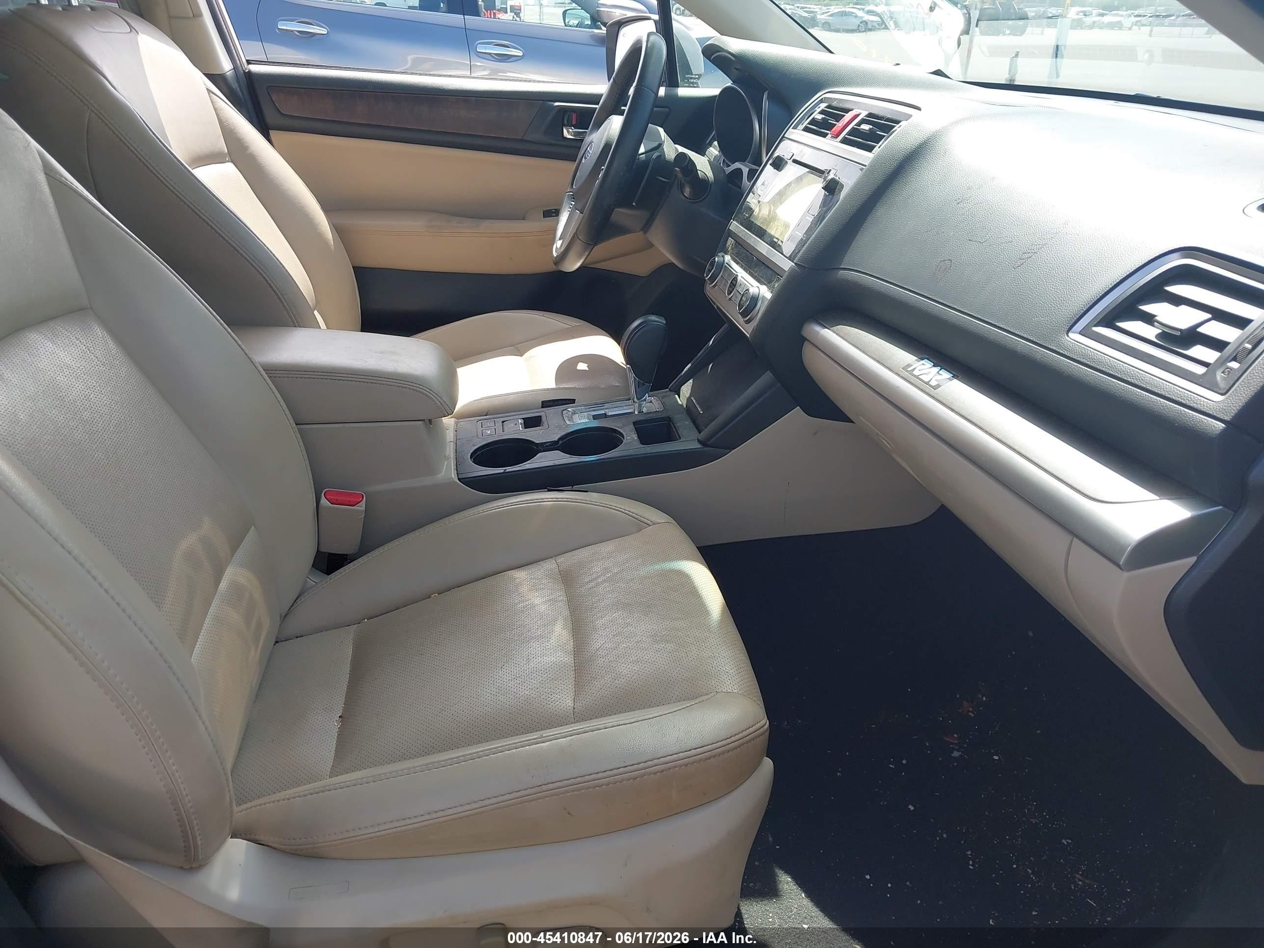 2015 Subaru Outback 2.5i Limited Silver vin: 4S4BSBNC7F3316404