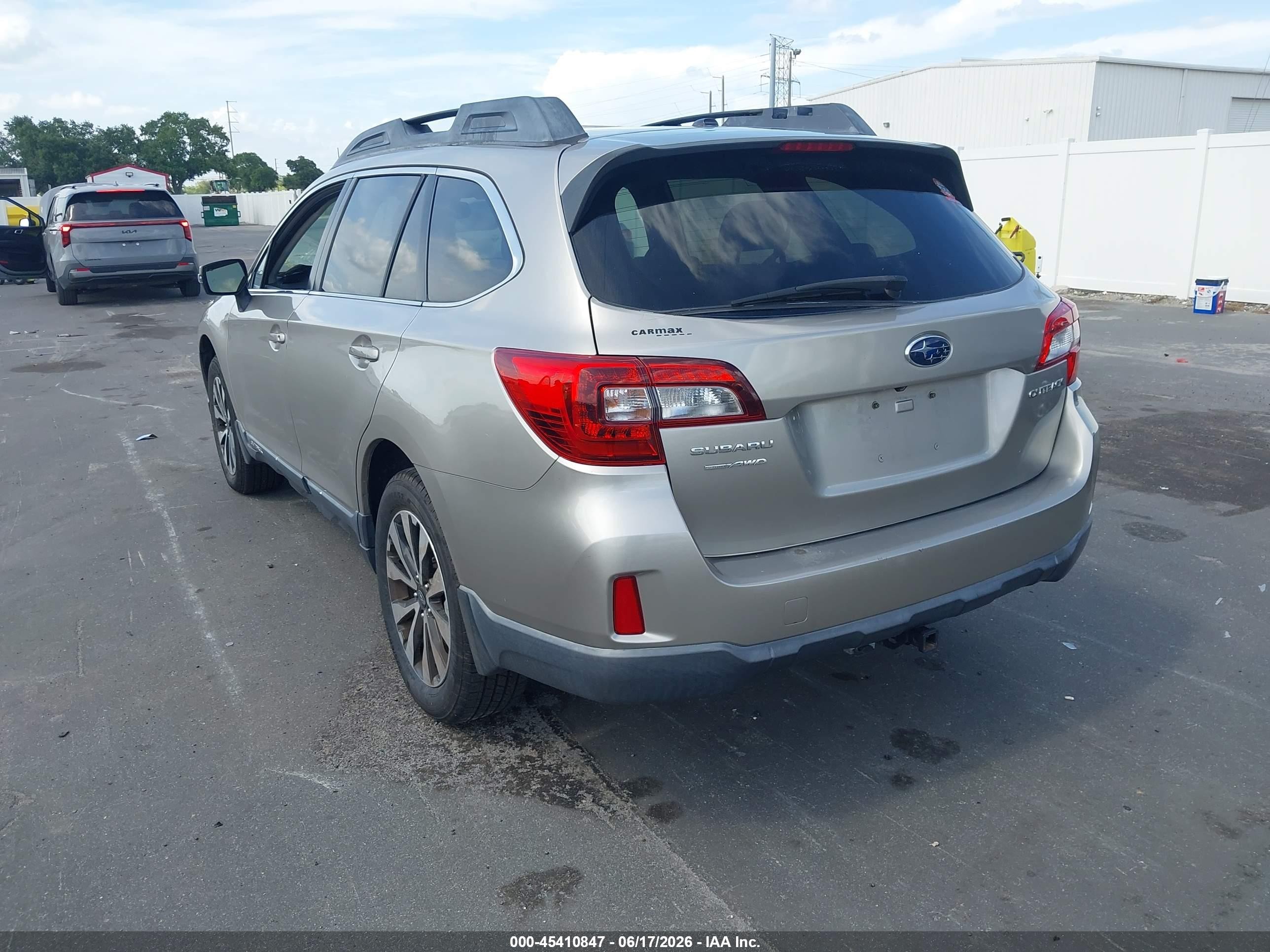 2015 Subaru Outback 2.5i Limited Silver vin: 4S4BSBNC7F3316404