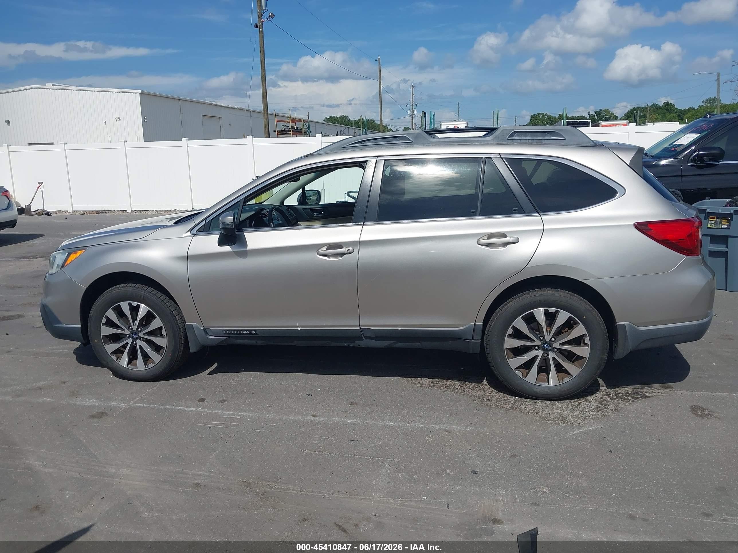 2015 Subaru Outback 2.5i Limited Silver vin: 4S4BSBNC7F3316404