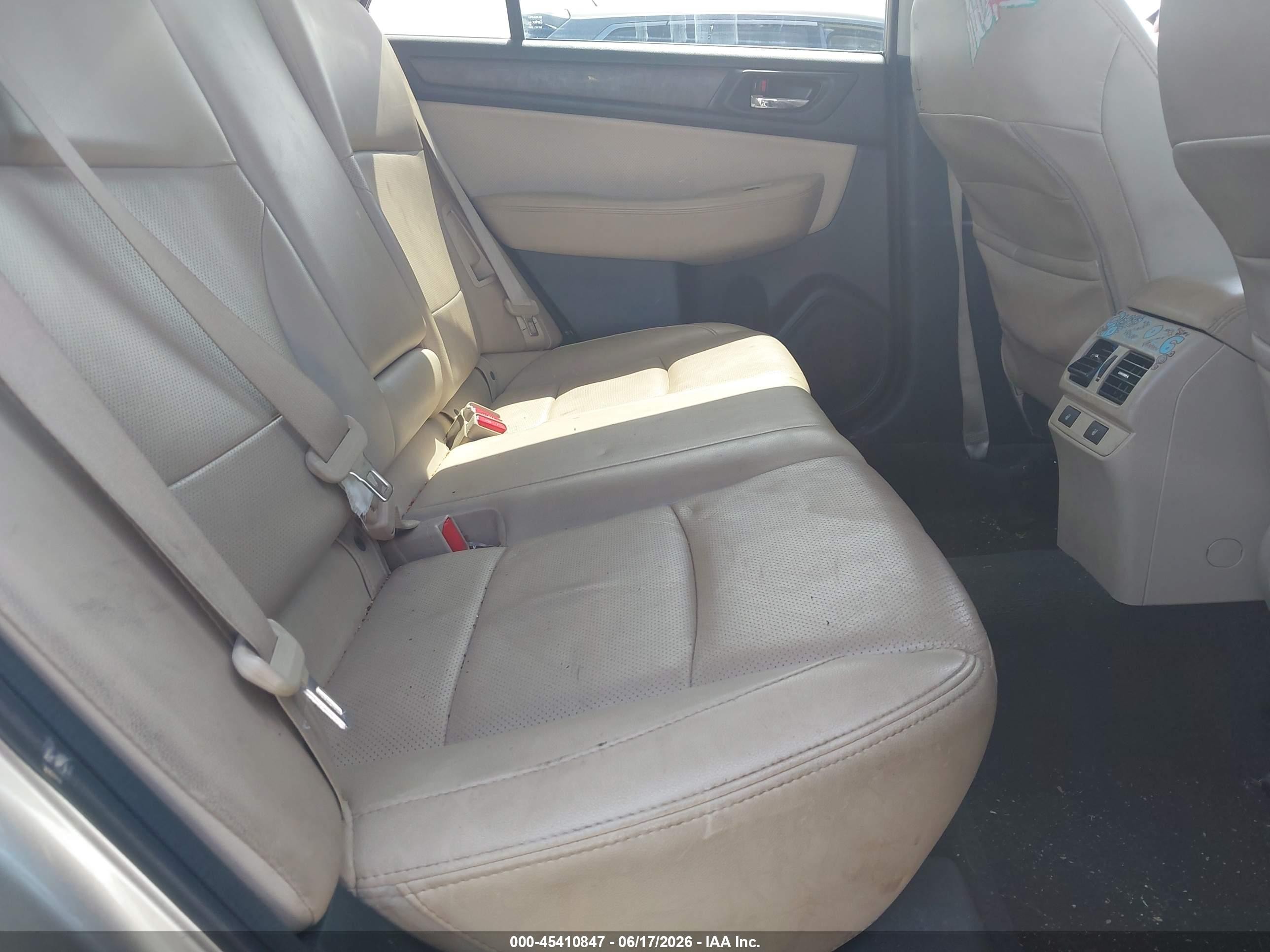 2015 Subaru Outback 2.5i Limited Silver vin: 4S4BSBNC7F3316404