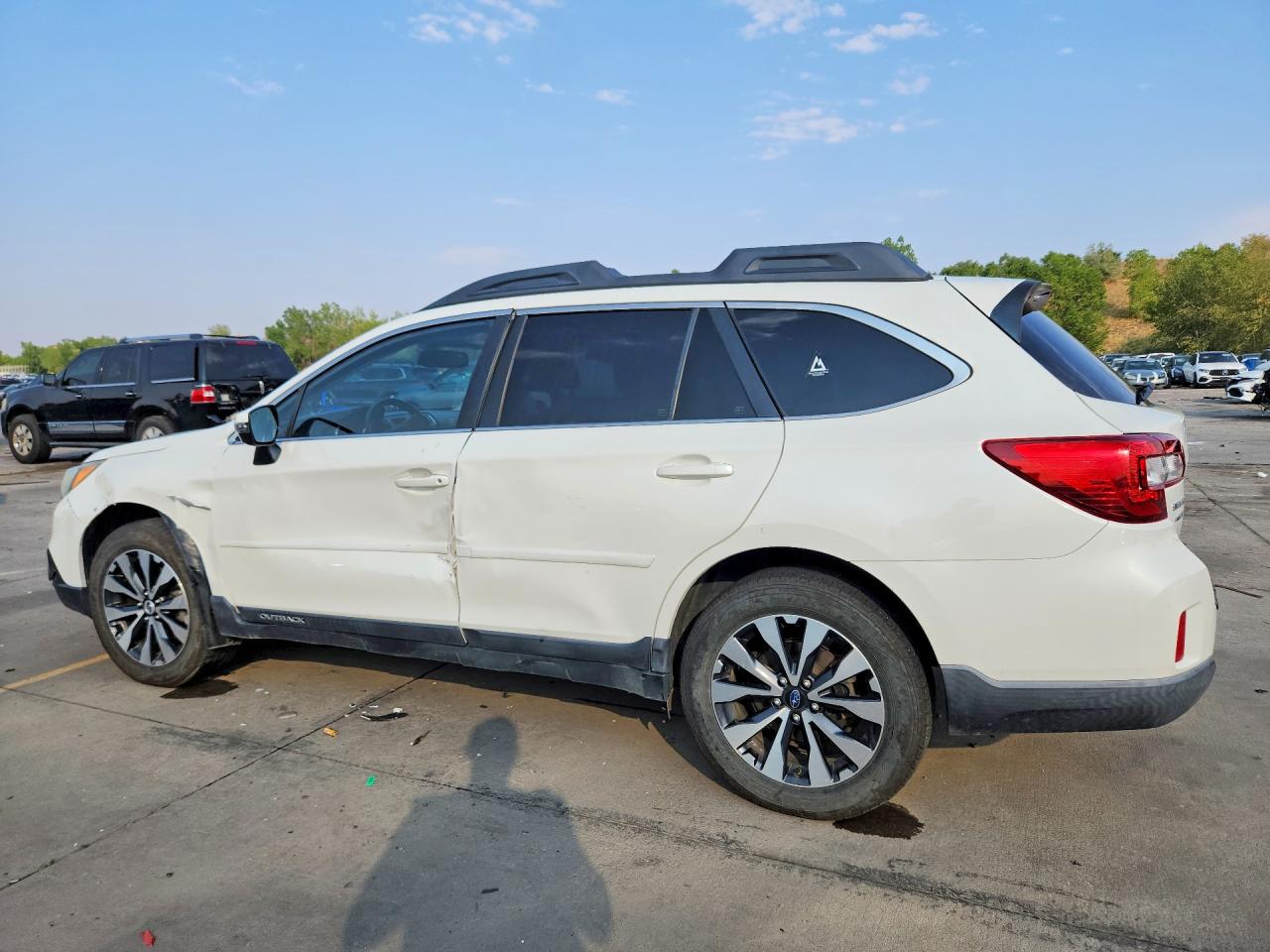2015 Subaru Outback 2.5i Limited White vin: 4S4BSBNC8F3242023