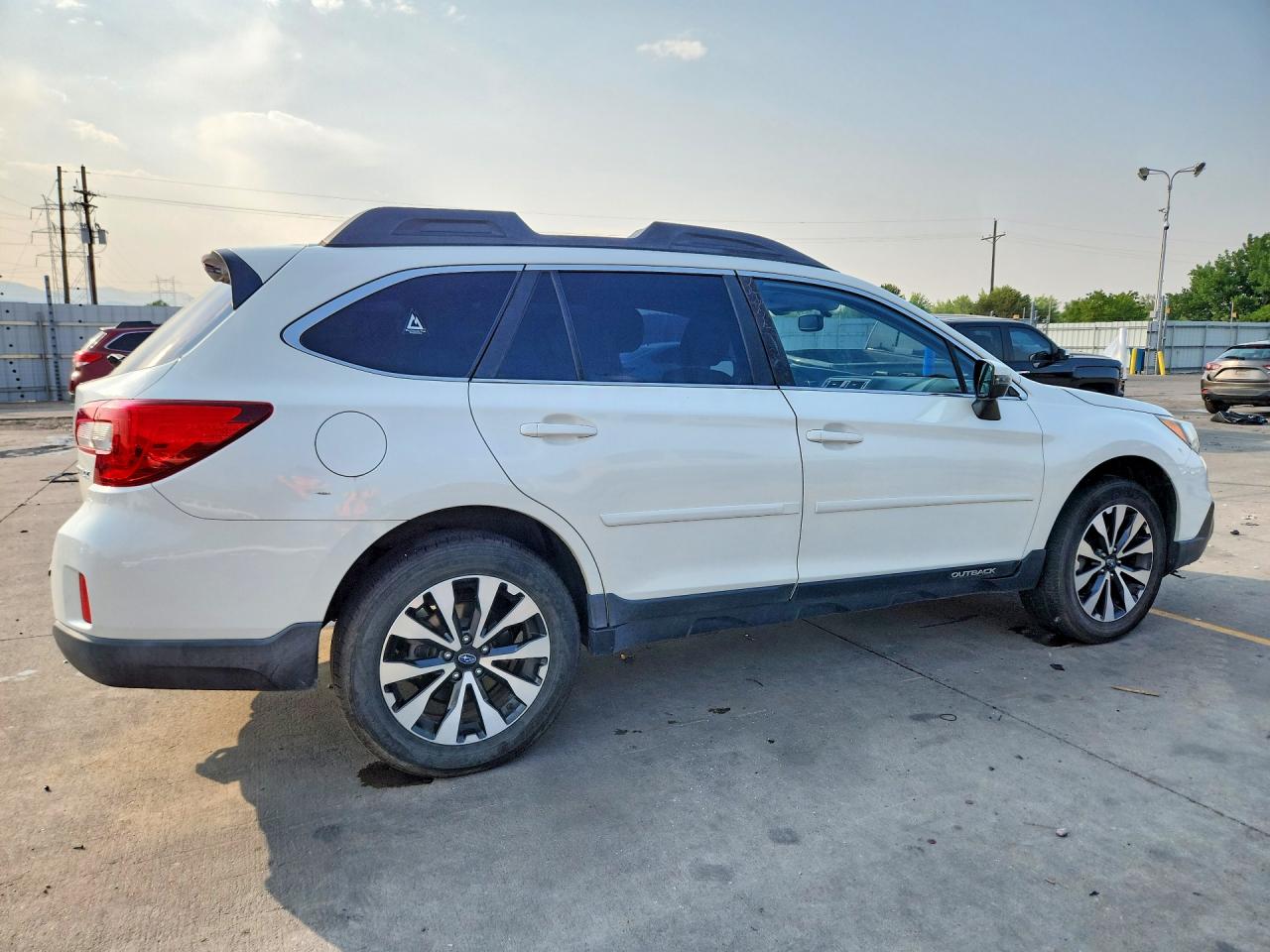 2015 Subaru Outback 2.5i Limited White vin: 4S4BSBNC8F3242023