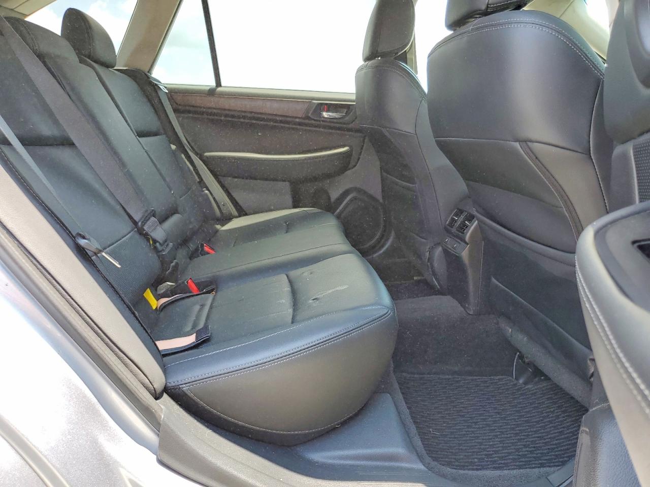 2015 Subaru Outback 2.5i Limited Silver vin: 4S4BSBNC8F3263387