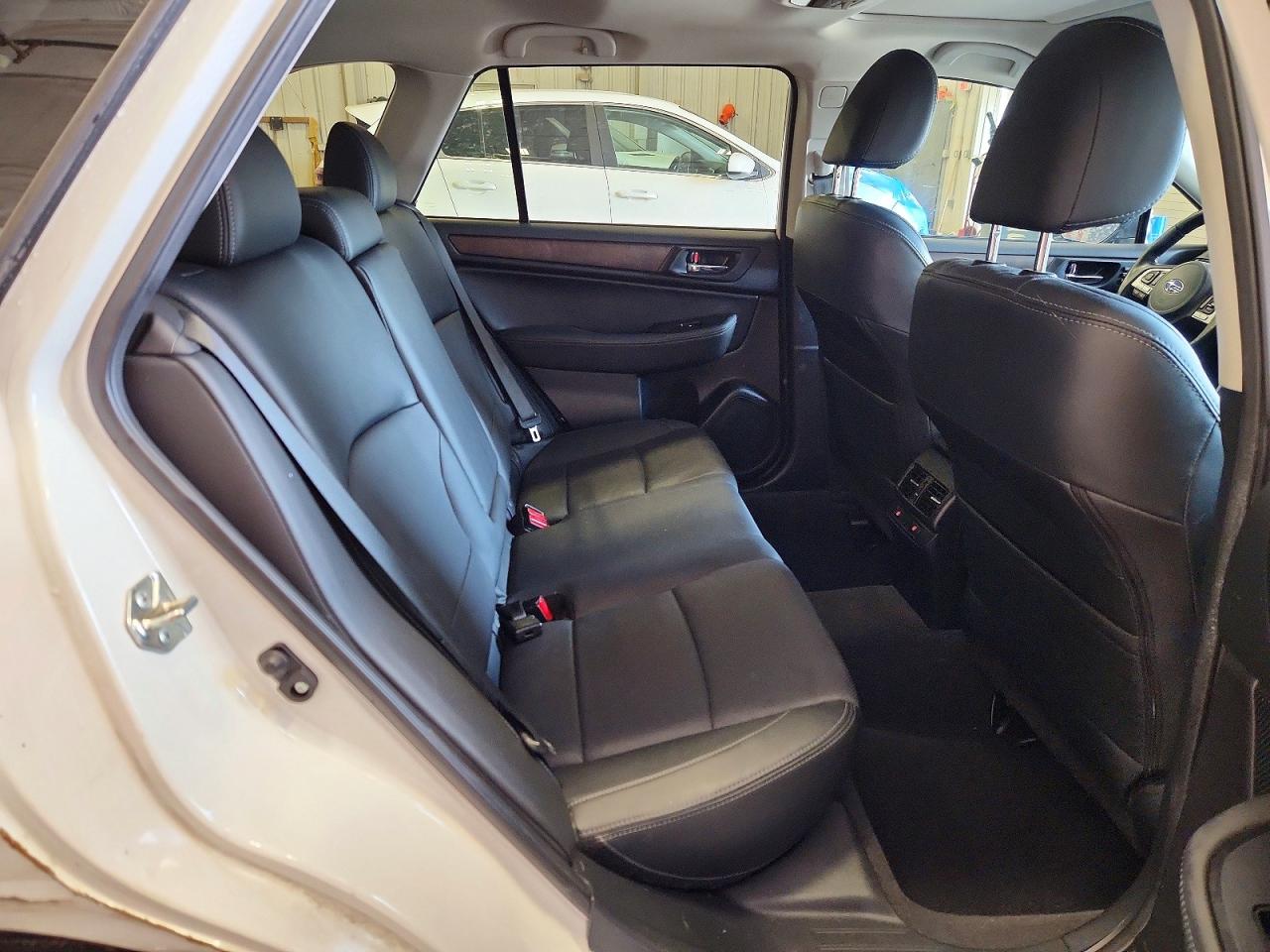 2015 Subaru Outback 2.5i Limited White vin: 4S4BSBNC8F3342459
