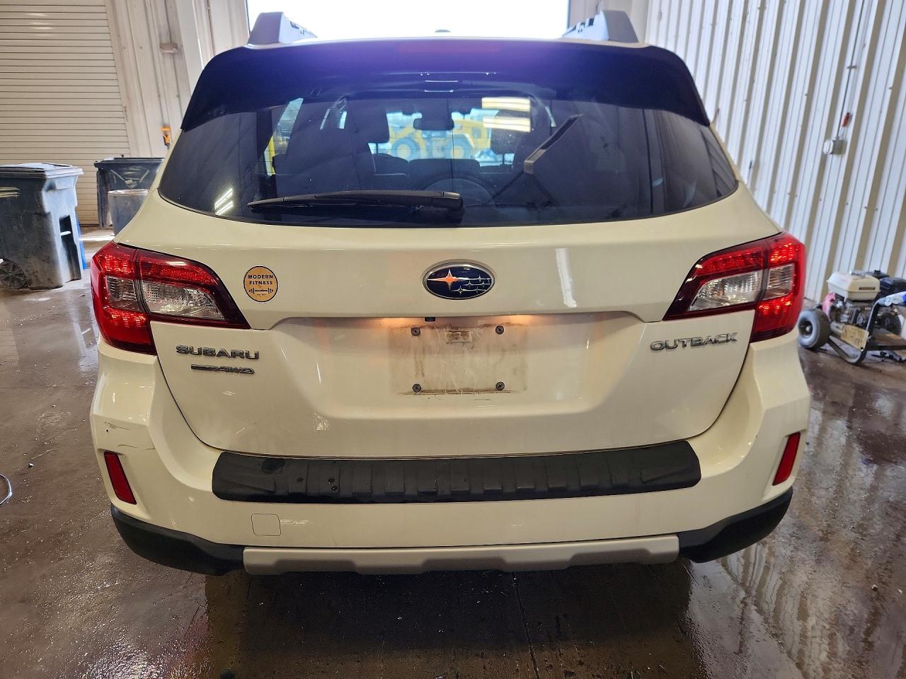 2015 Subaru Outback 2.5i Limited White vin: 4S4BSBNC8F3342459